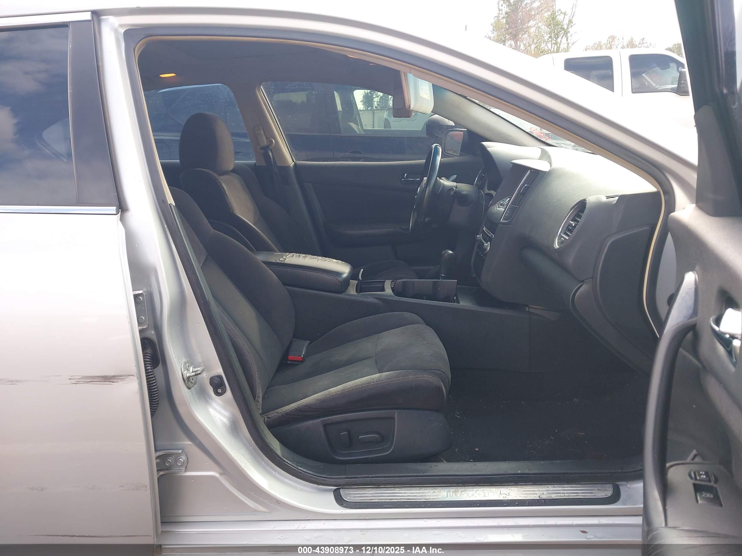 NISSAN MAXIMA image 5