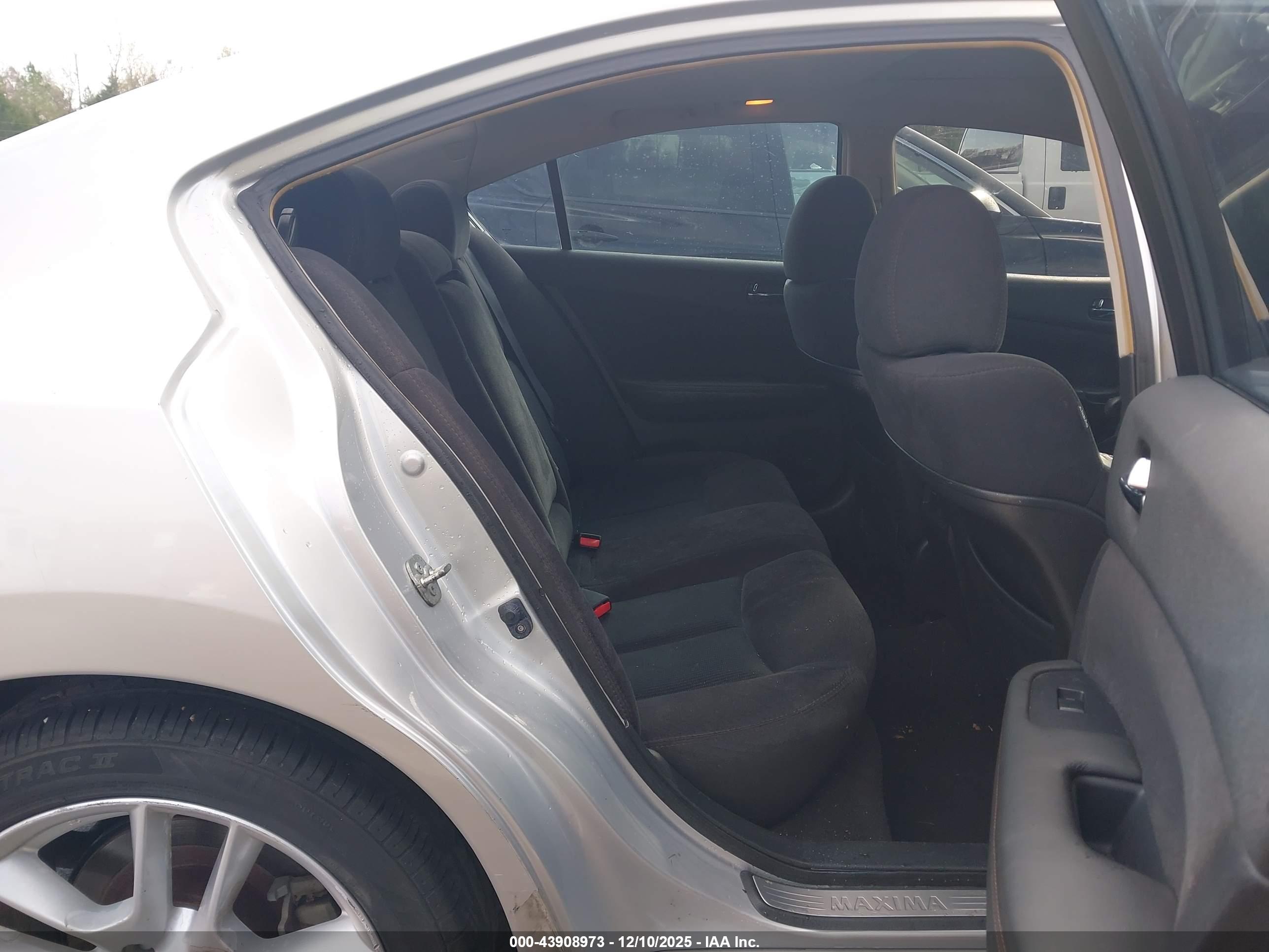 NISSAN MAXIMA image 8