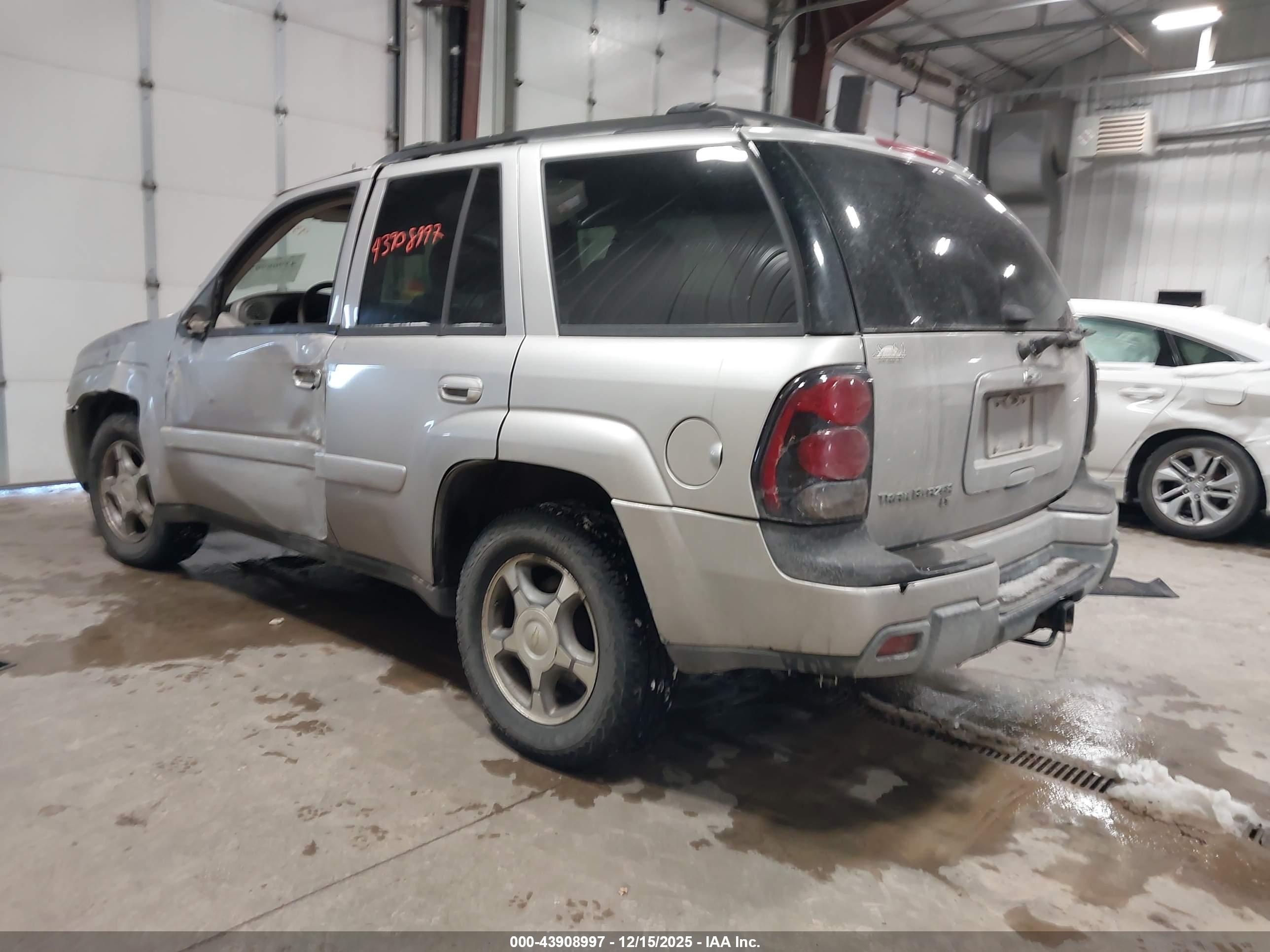 CHEVROLET TRAILBLAZER image 3