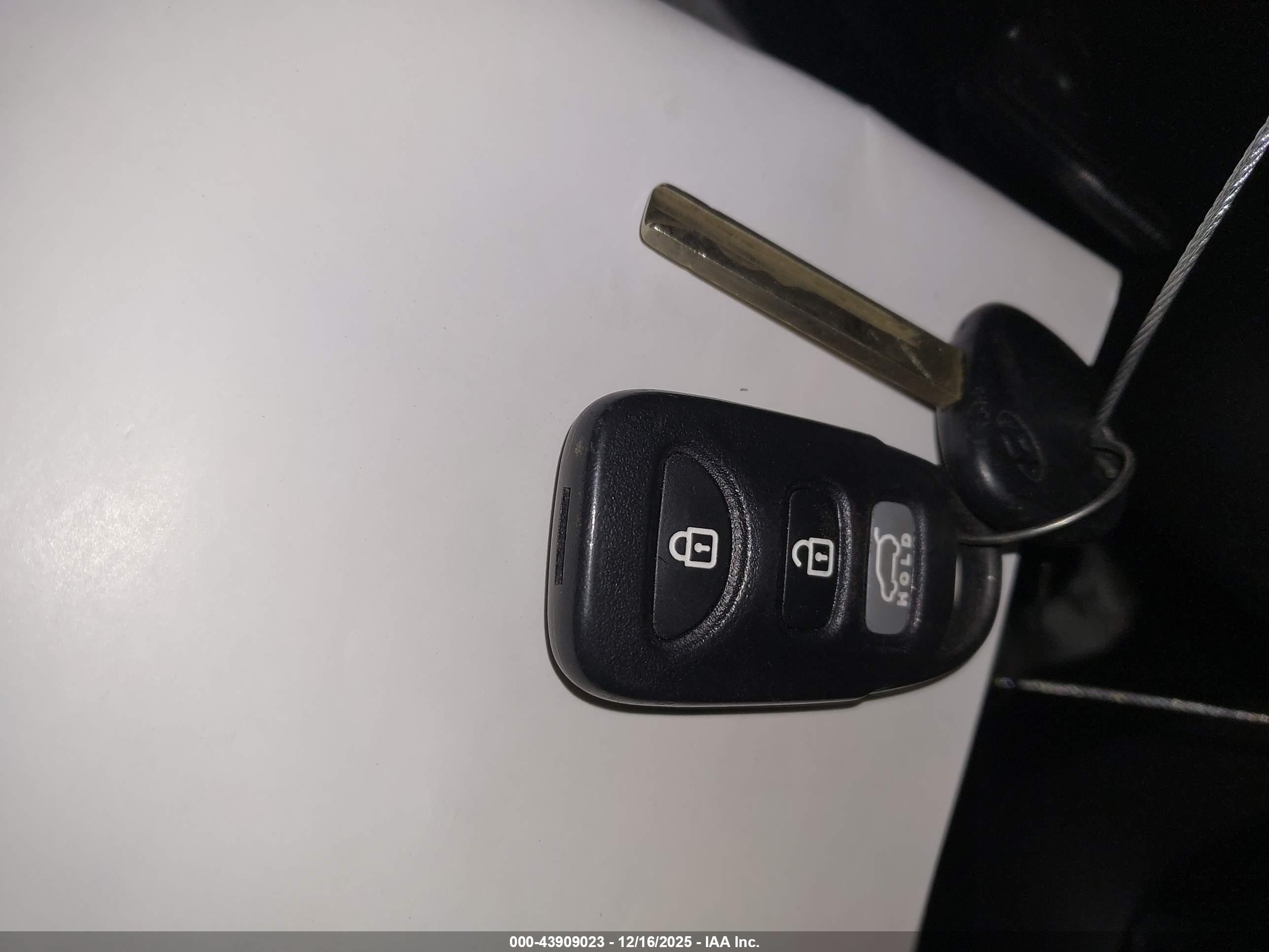 HYUNDAI ELANTRA image 11