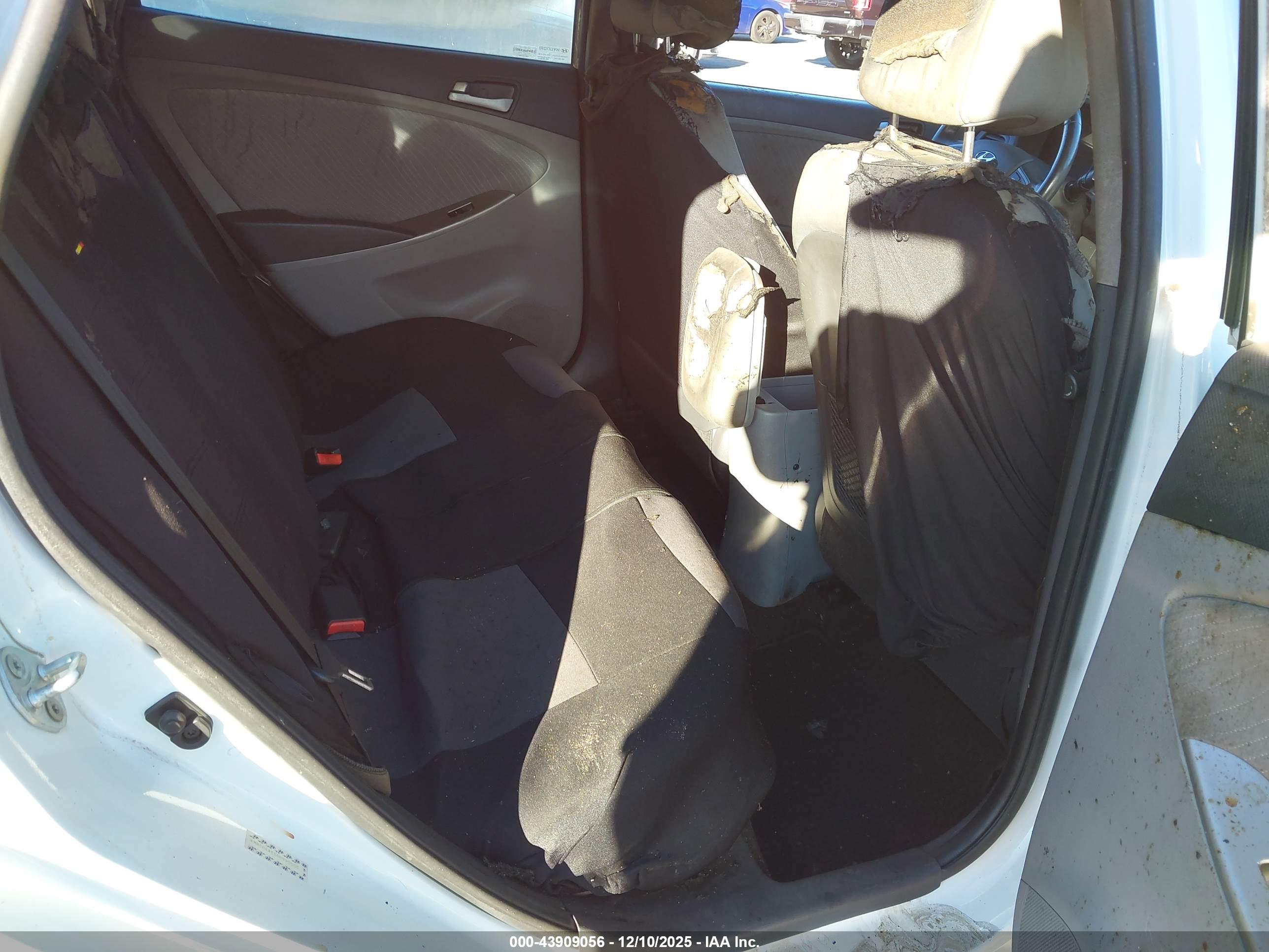HYUNDAI ACCENT image 8