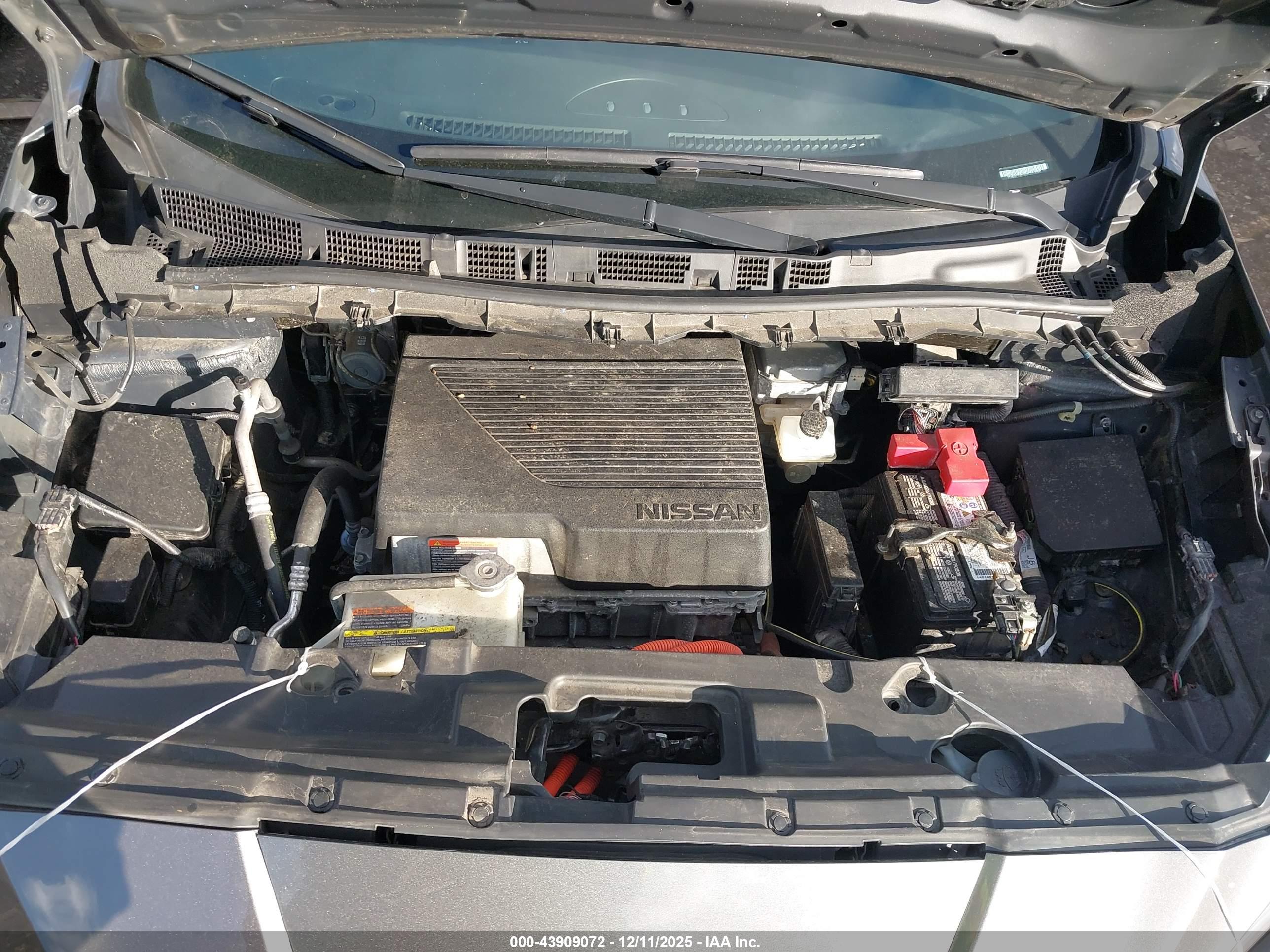 NISSAN LEAF image 10
