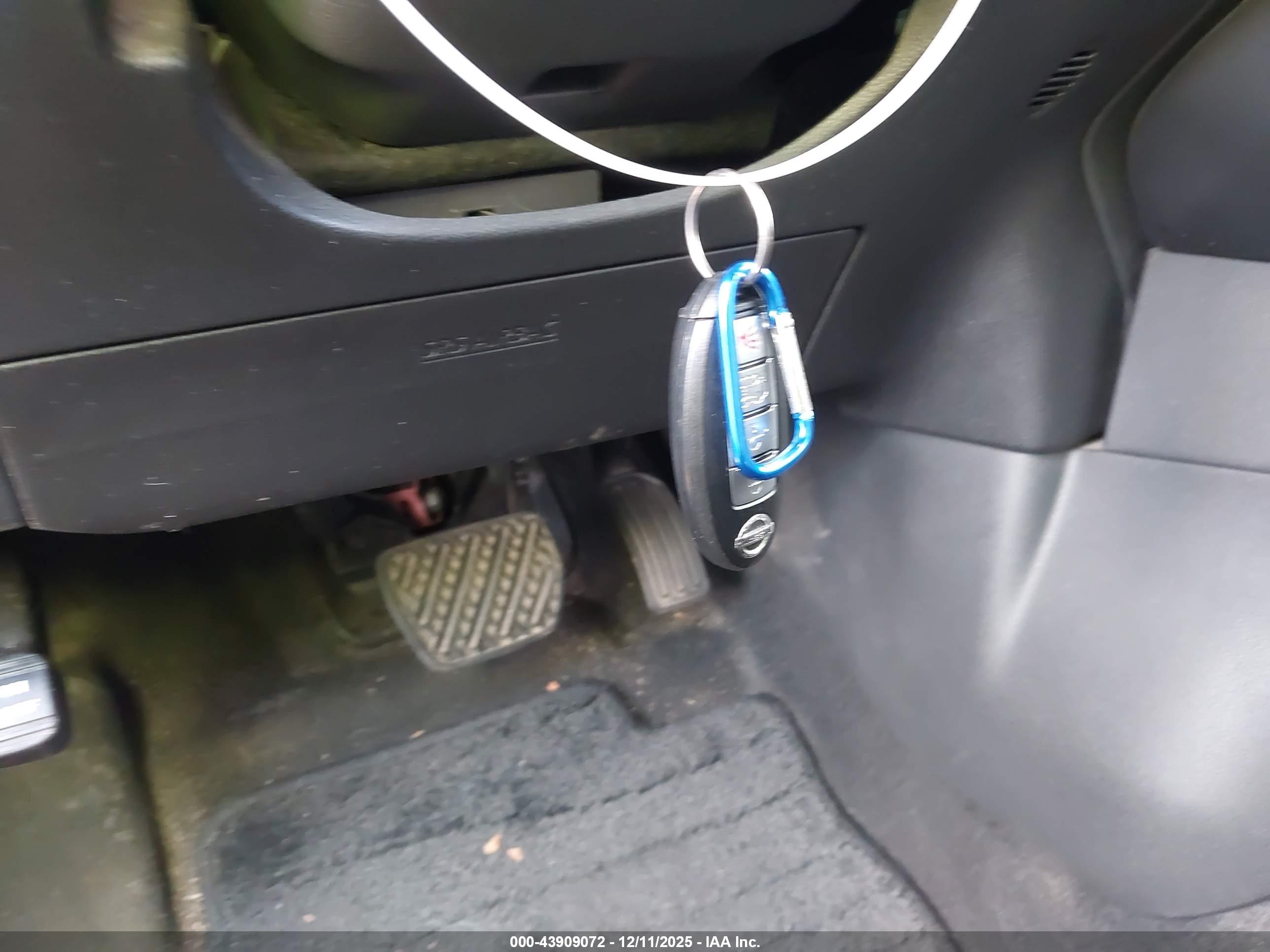 NISSAN LEAF image 11