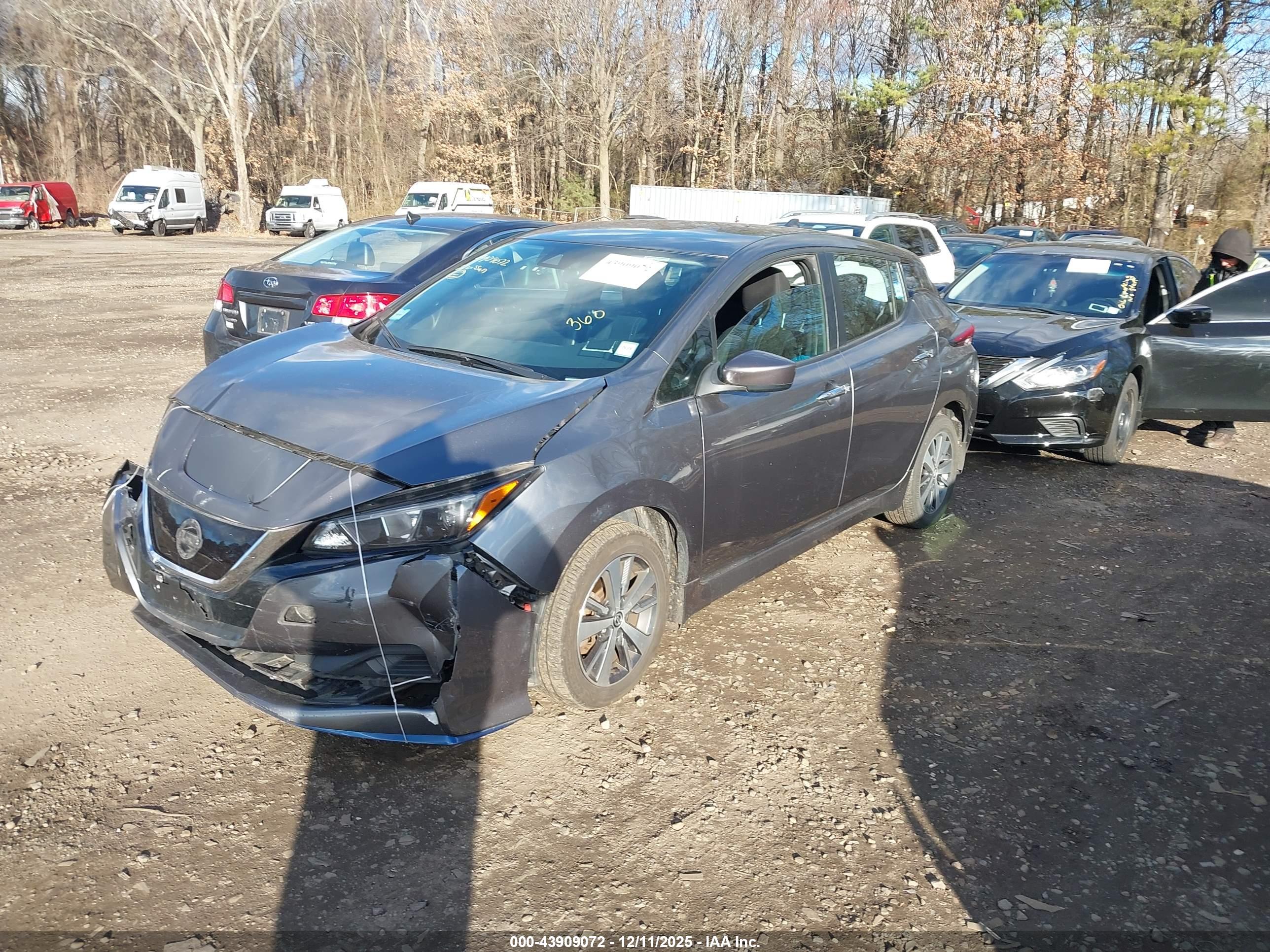 NISSAN LEAF image 2