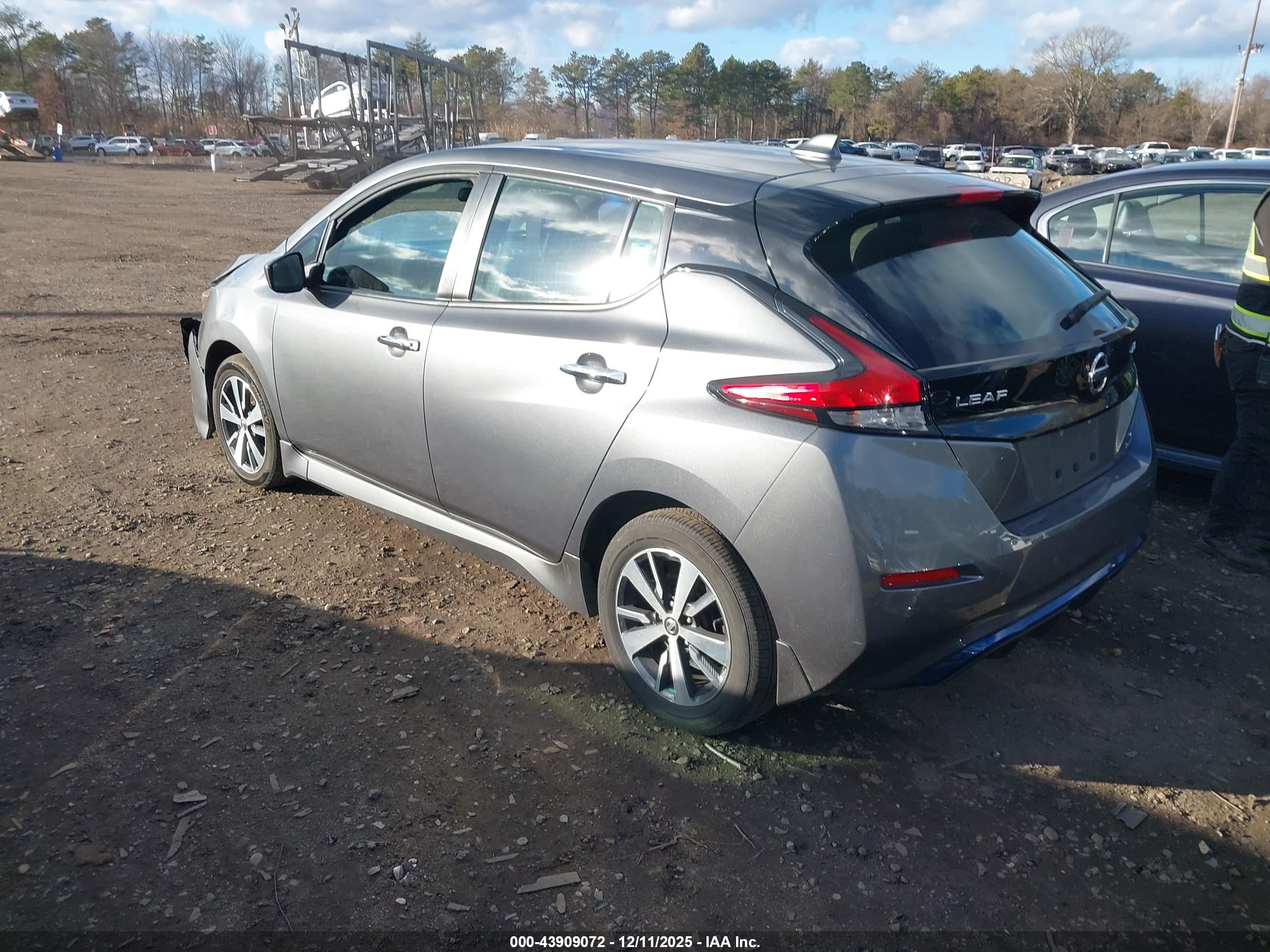 NISSAN LEAF image 3