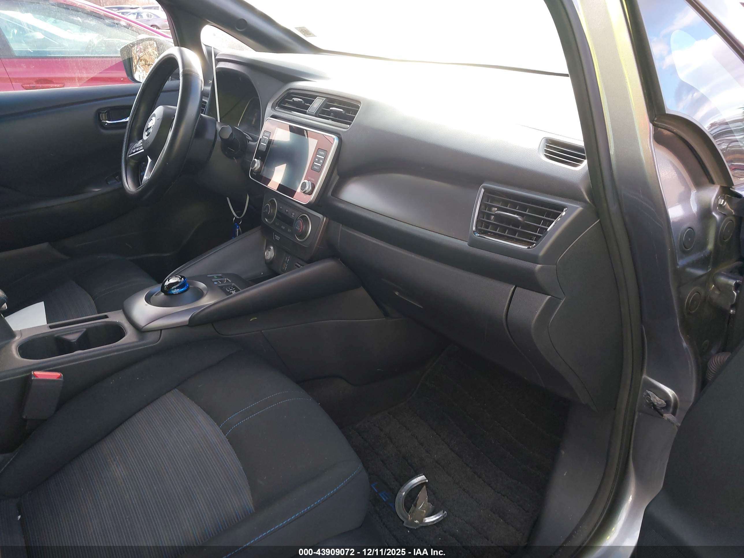 NISSAN LEAF image 5