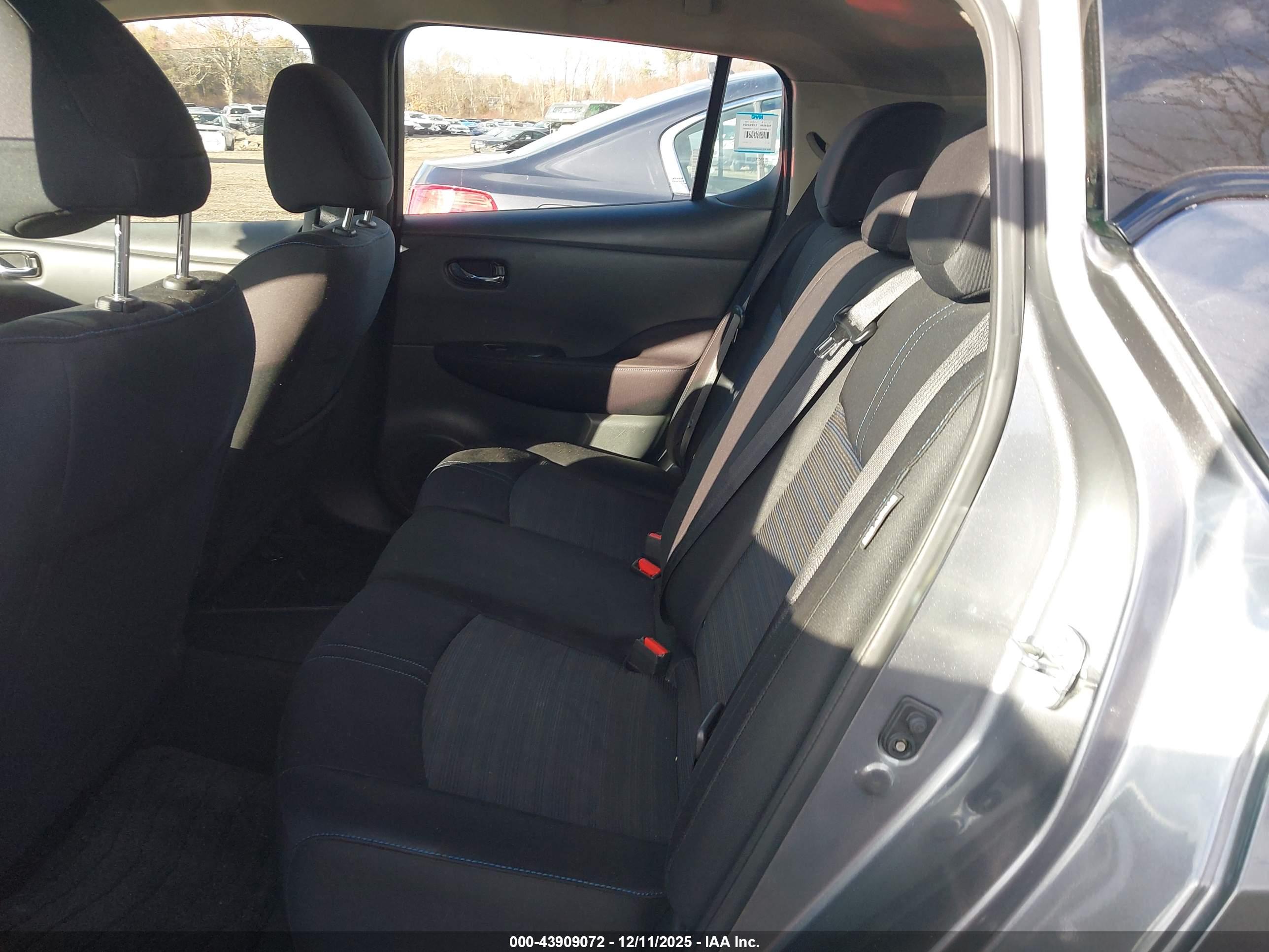NISSAN LEAF image 8