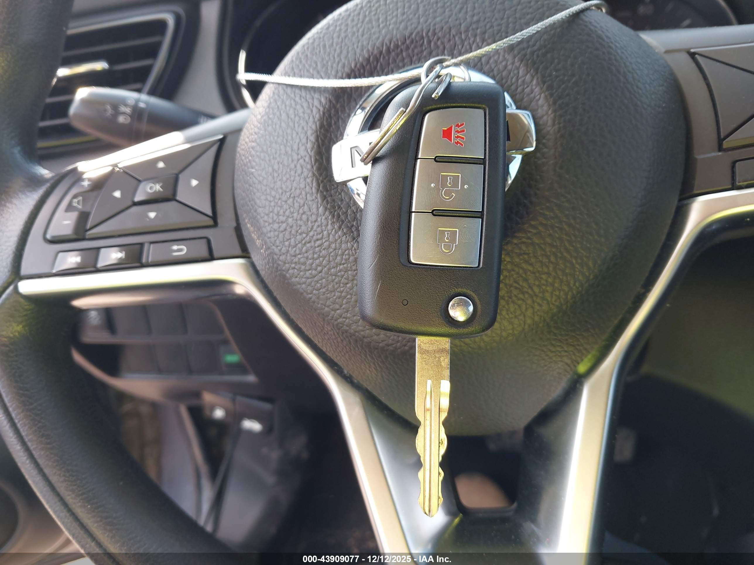NISSAN ROGUE image 11