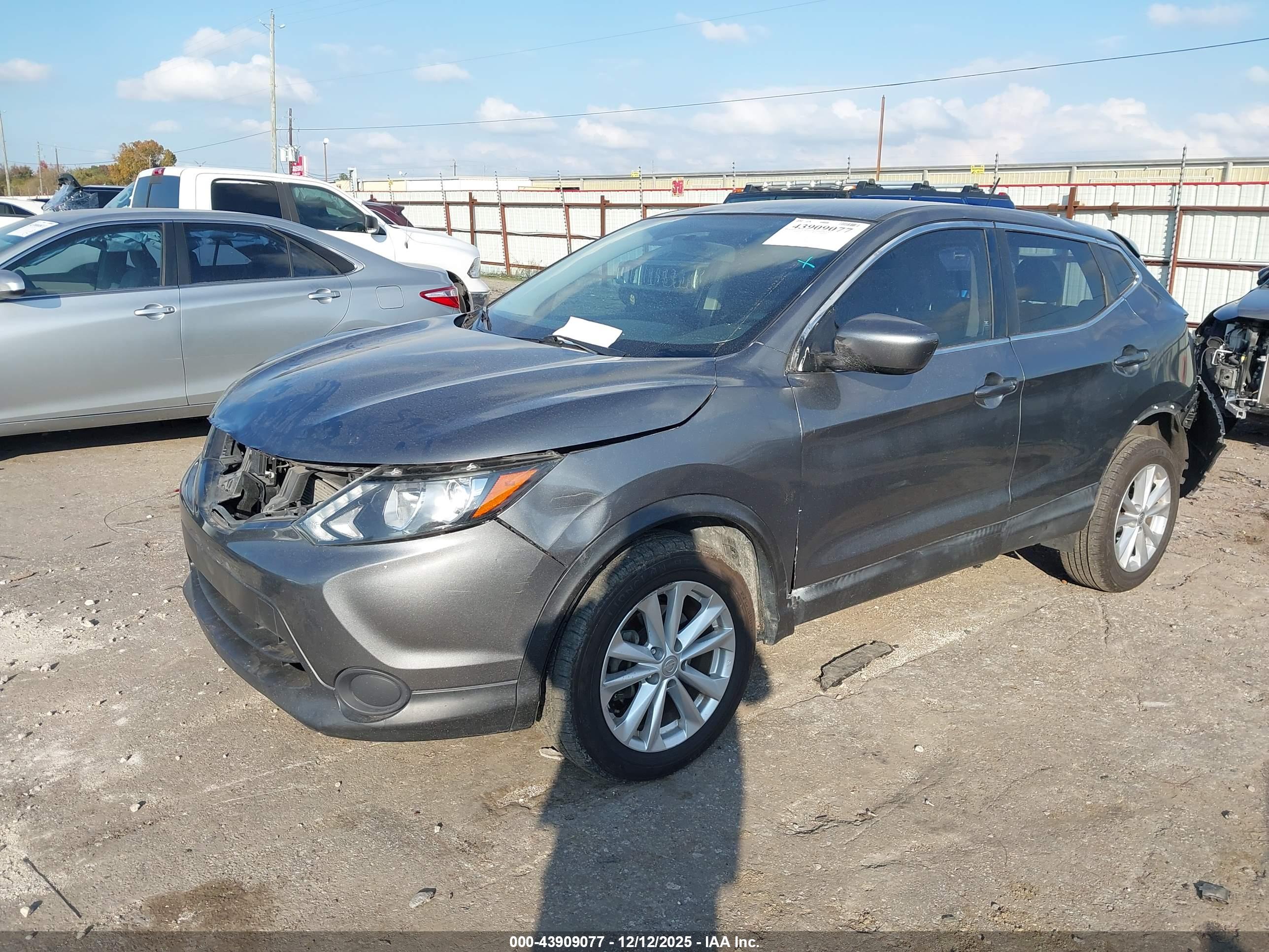 NISSAN ROGUE image 2