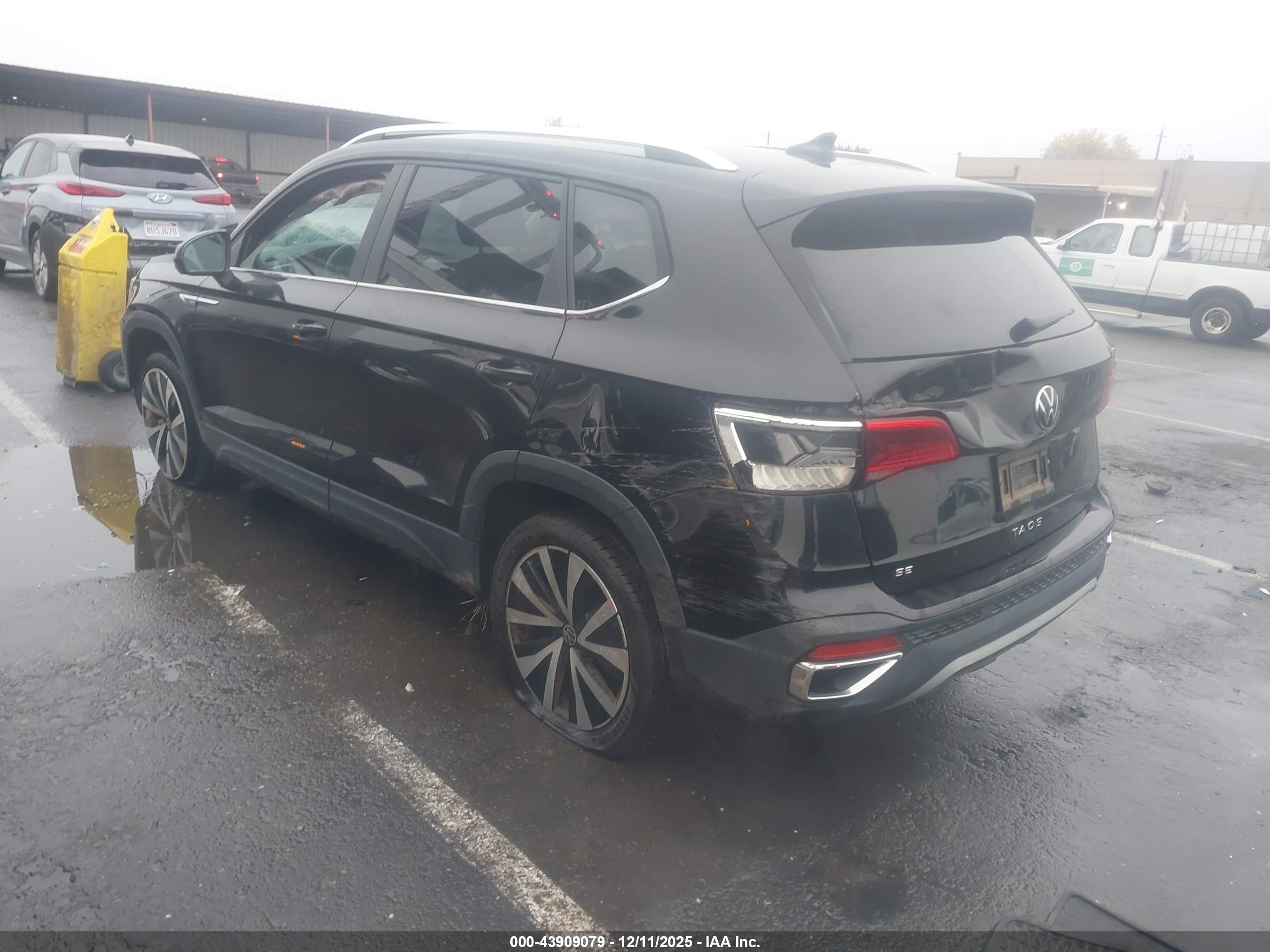 VOLKSWAGEN TAOS image 3
