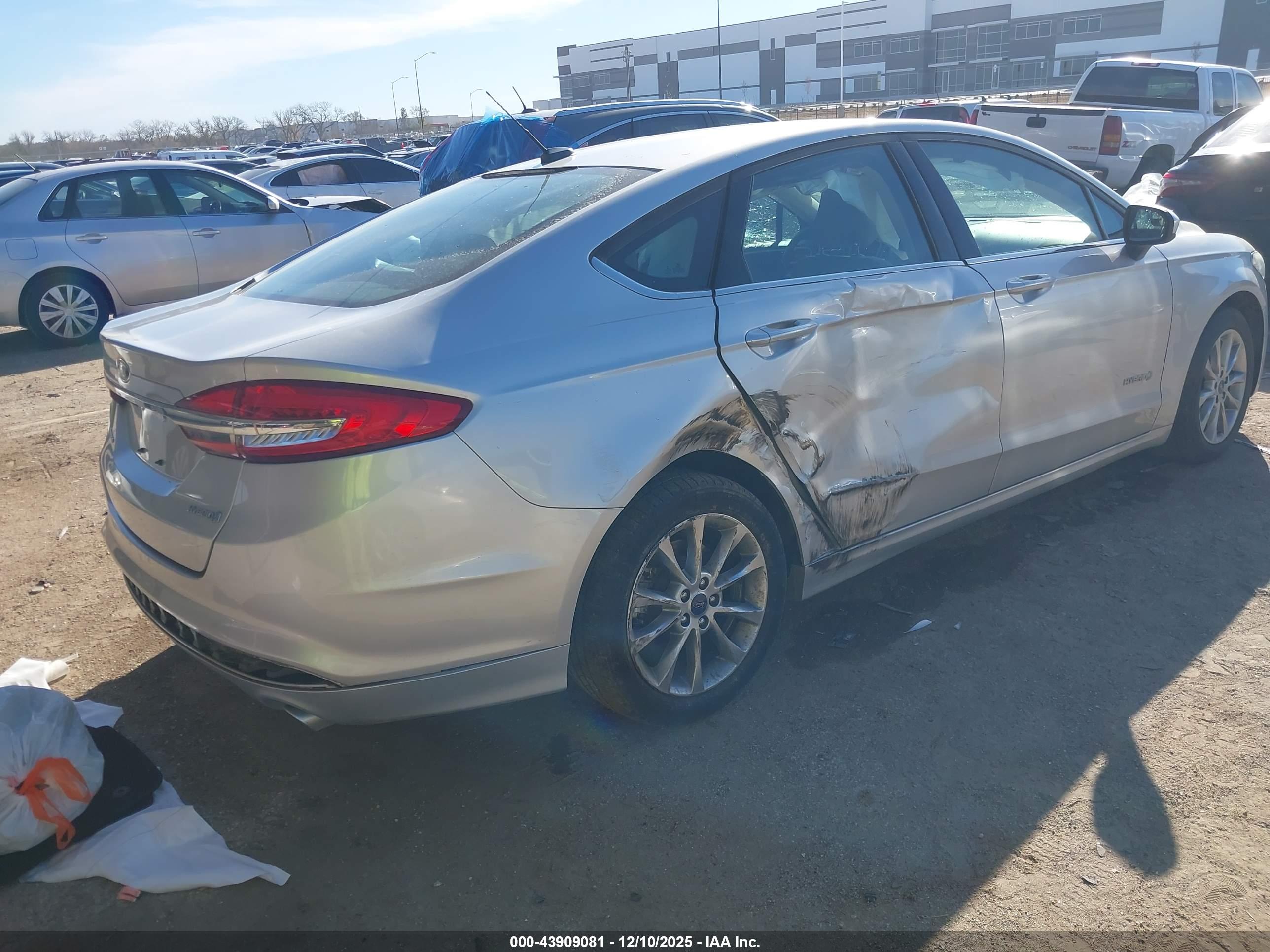 FORD FUSION image 4