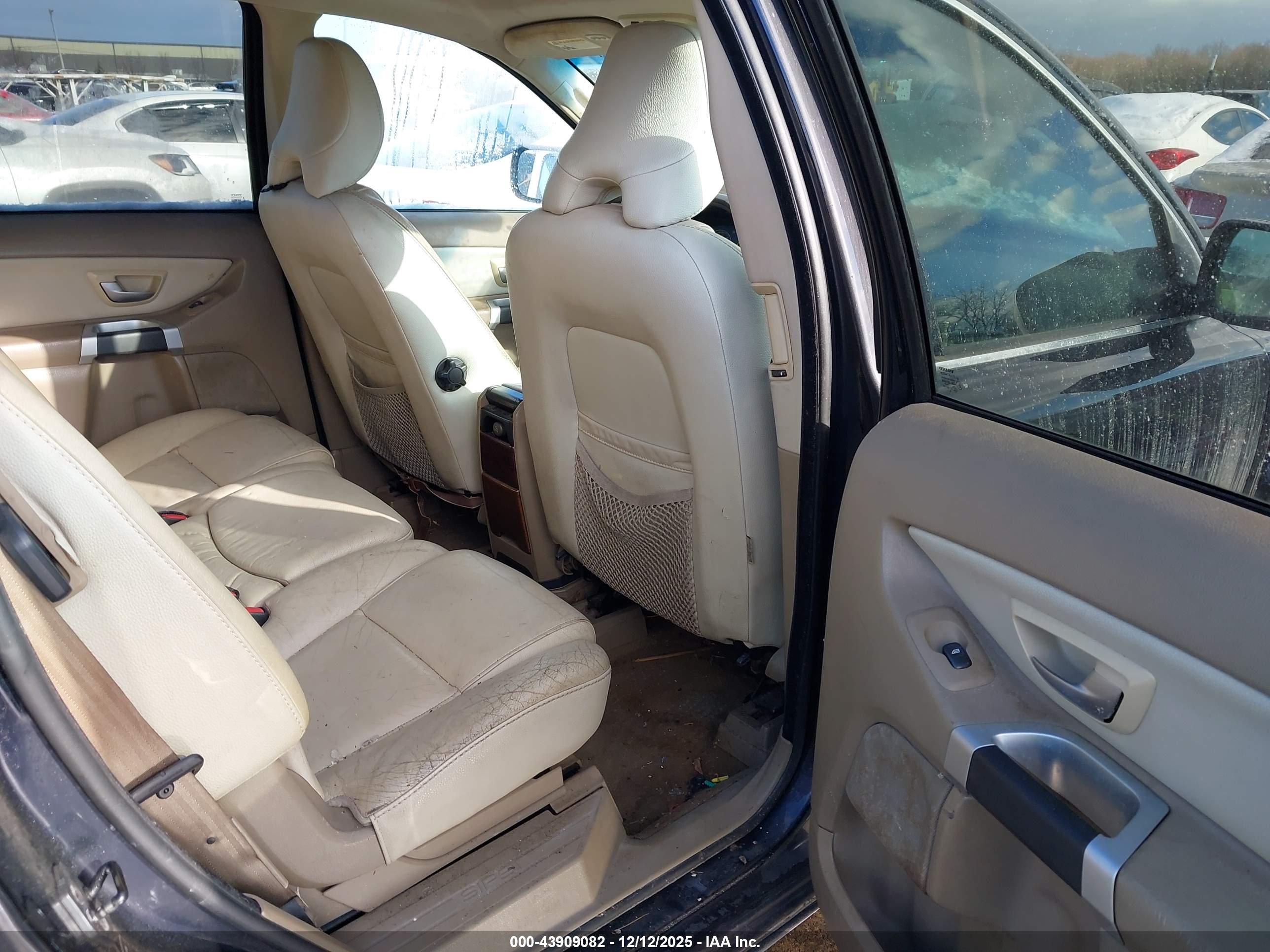 VOLVO XC90 image 8
