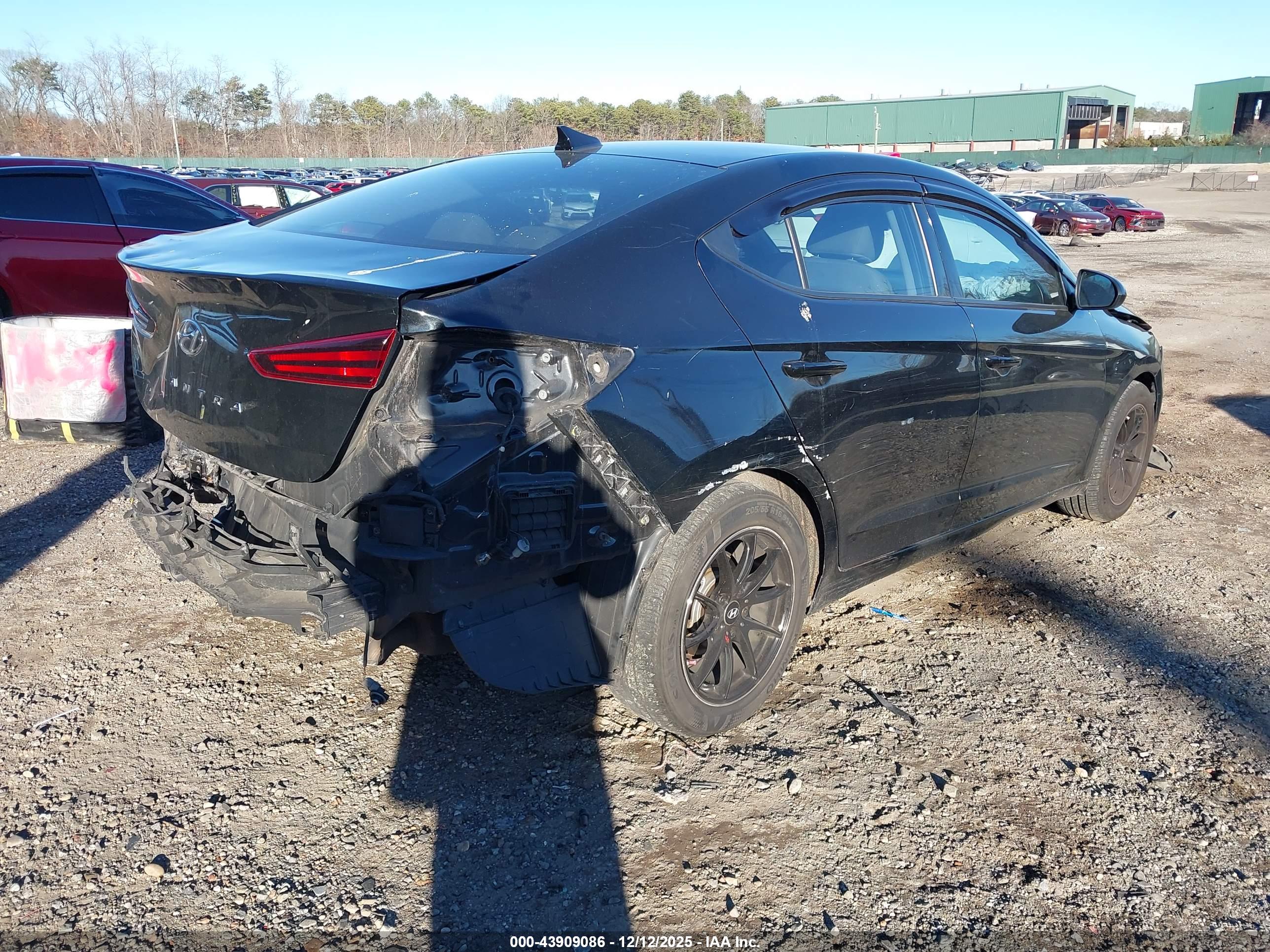 HYUNDAI ELANTRA image 4