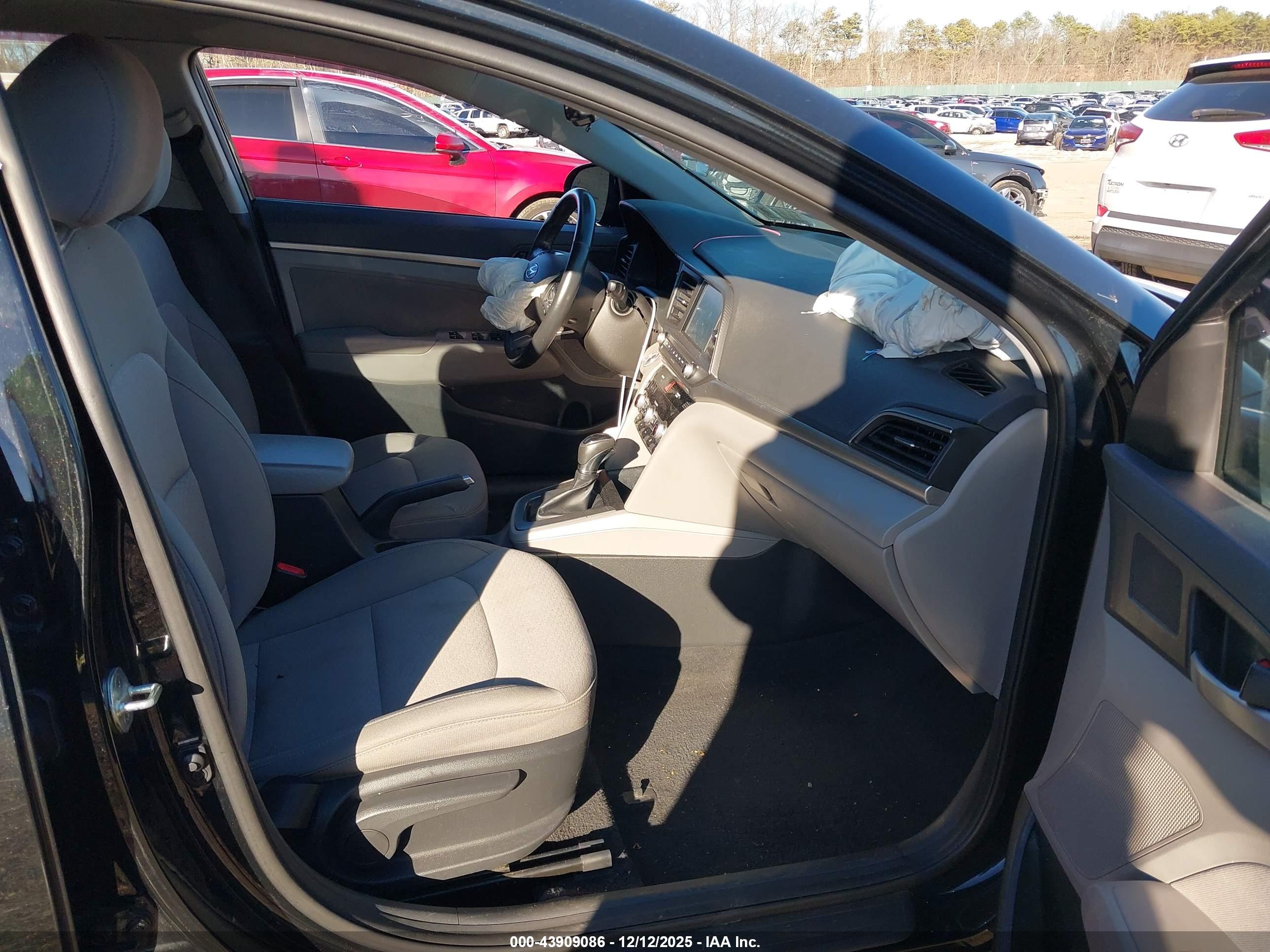HYUNDAI ELANTRA image 5