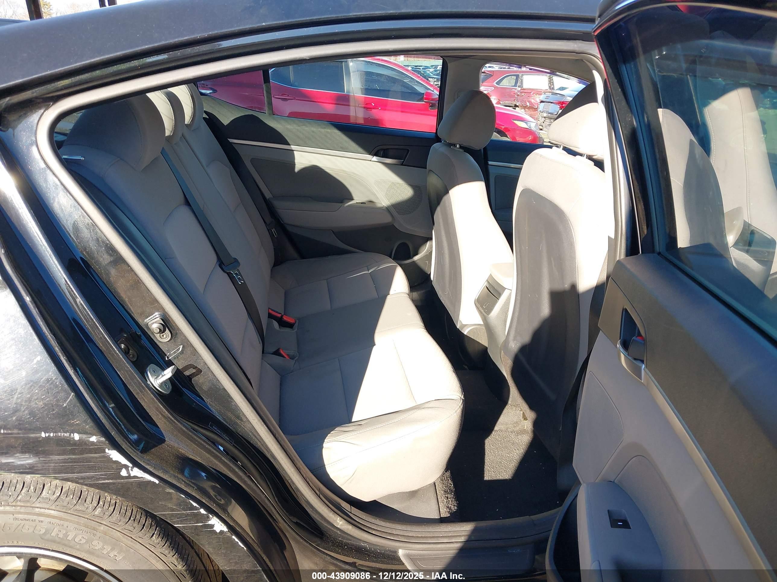 HYUNDAI ELANTRA image 8