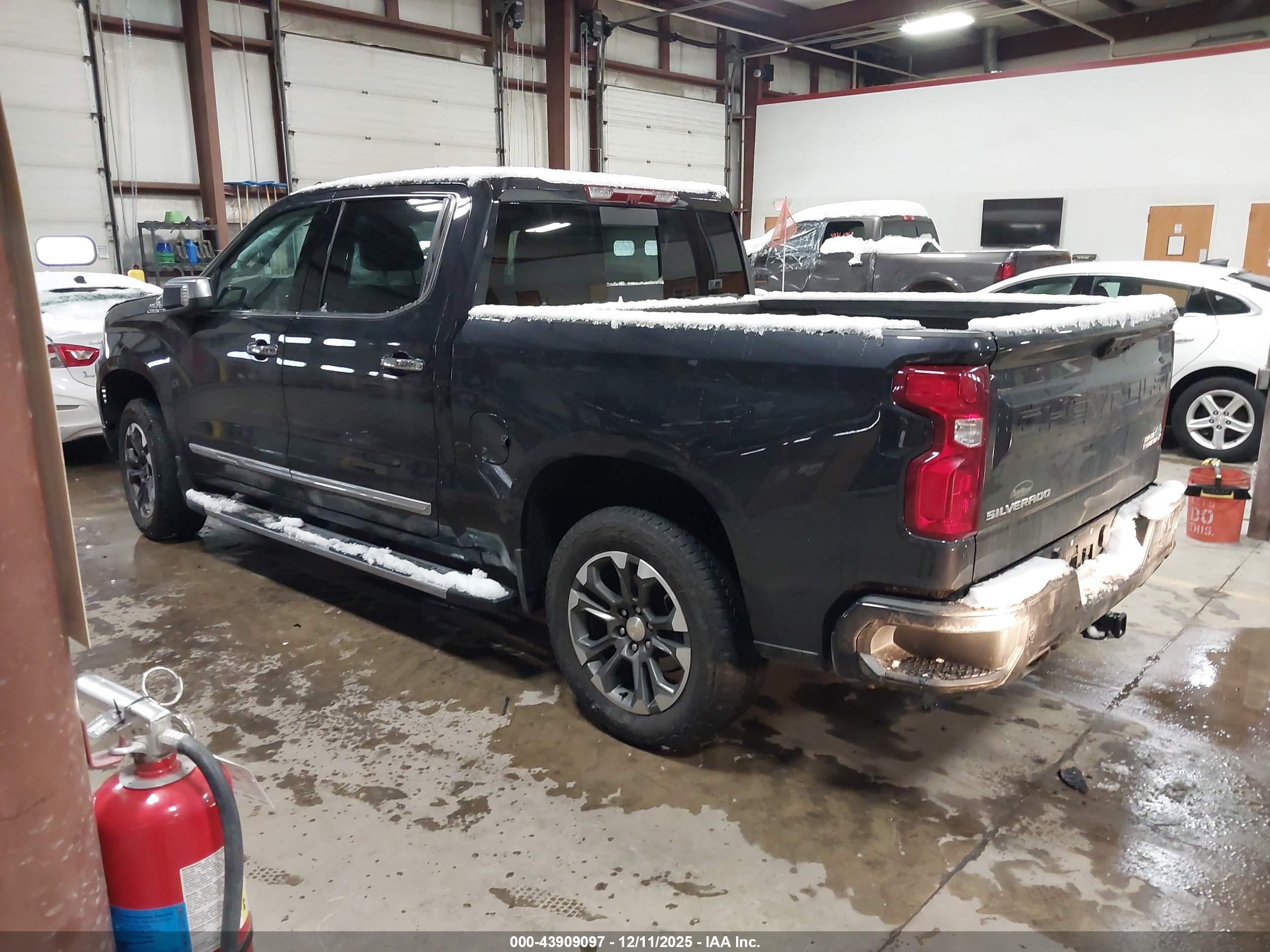 CHEVROLET SILVERADO image 3