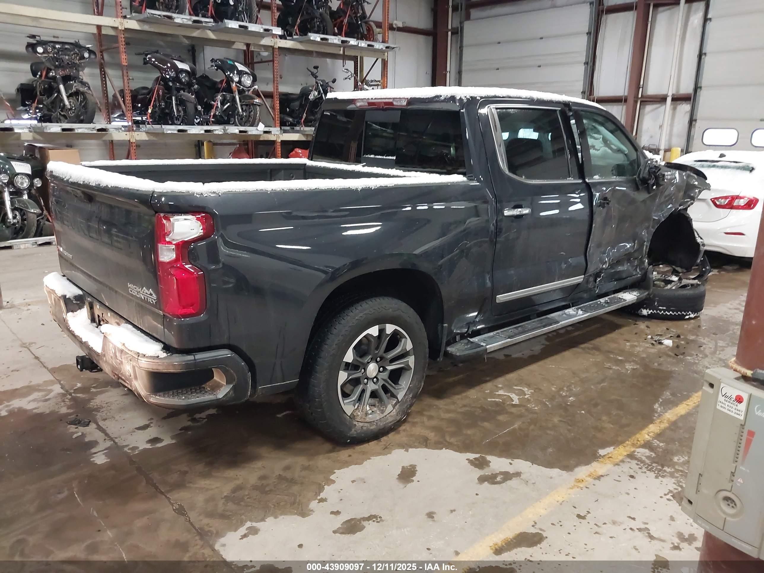 CHEVROLET SILVERADO image 4
