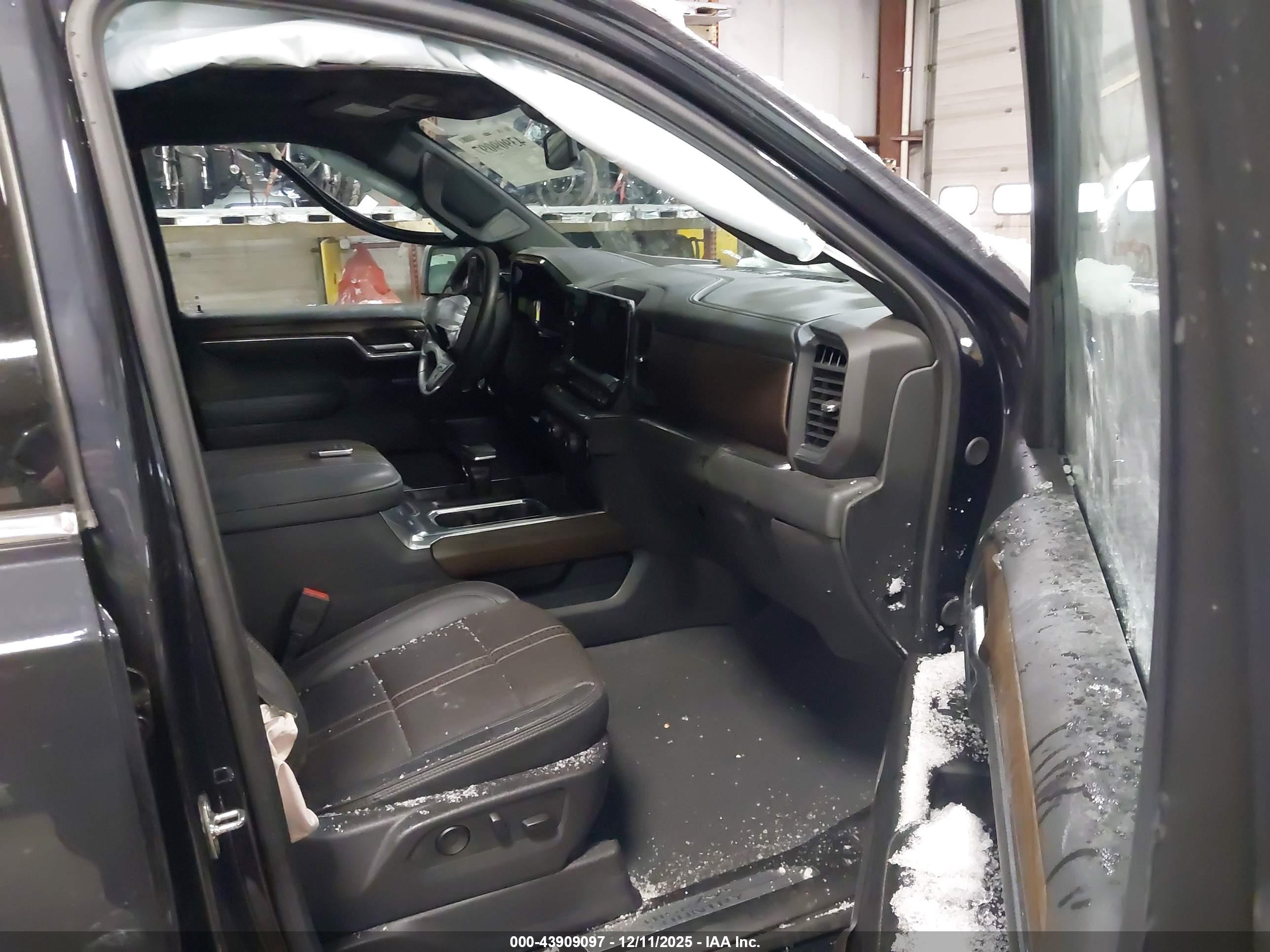 CHEVROLET SILVERADO image 5