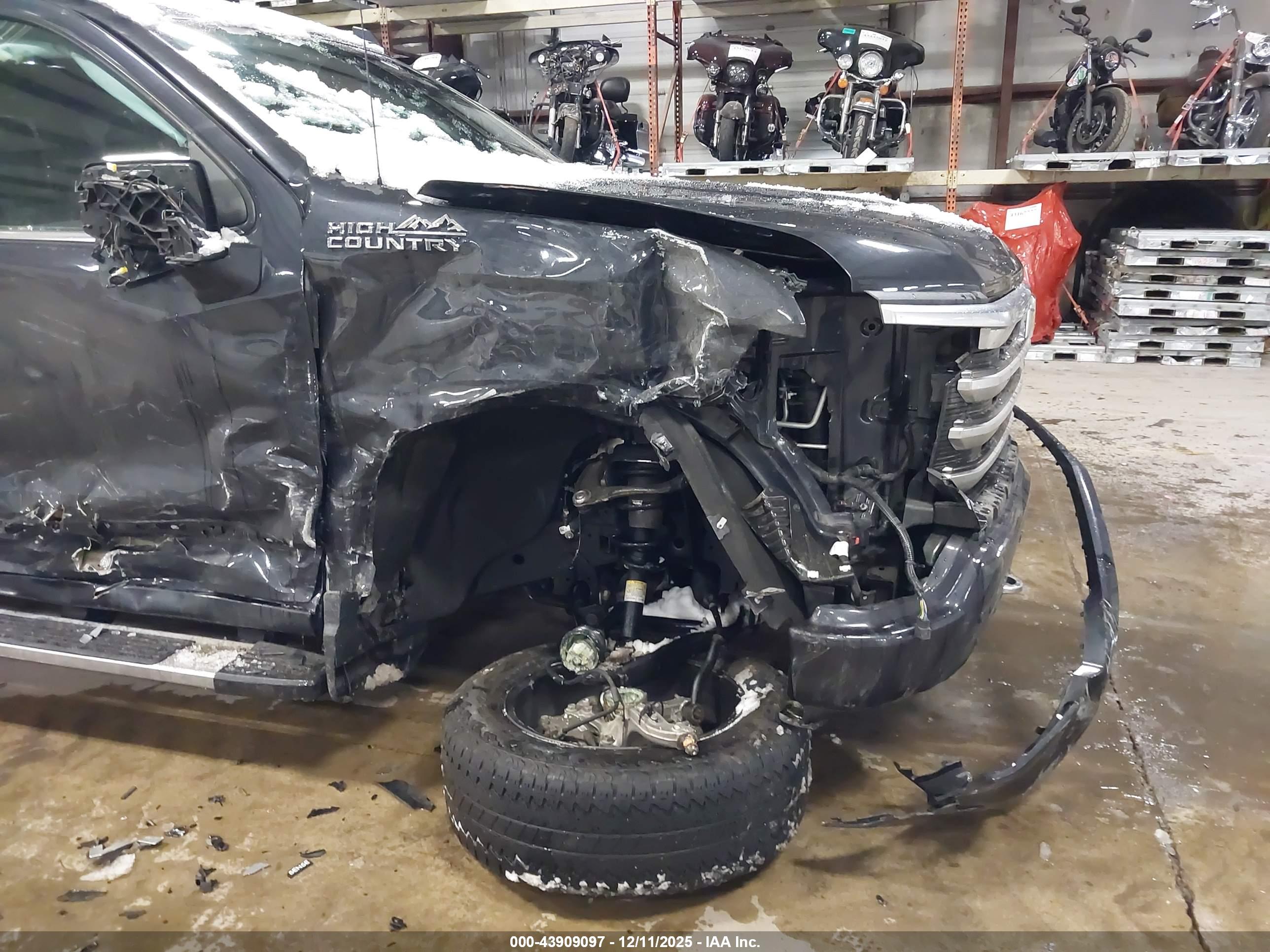 CHEVROLET SILVERADO image 6