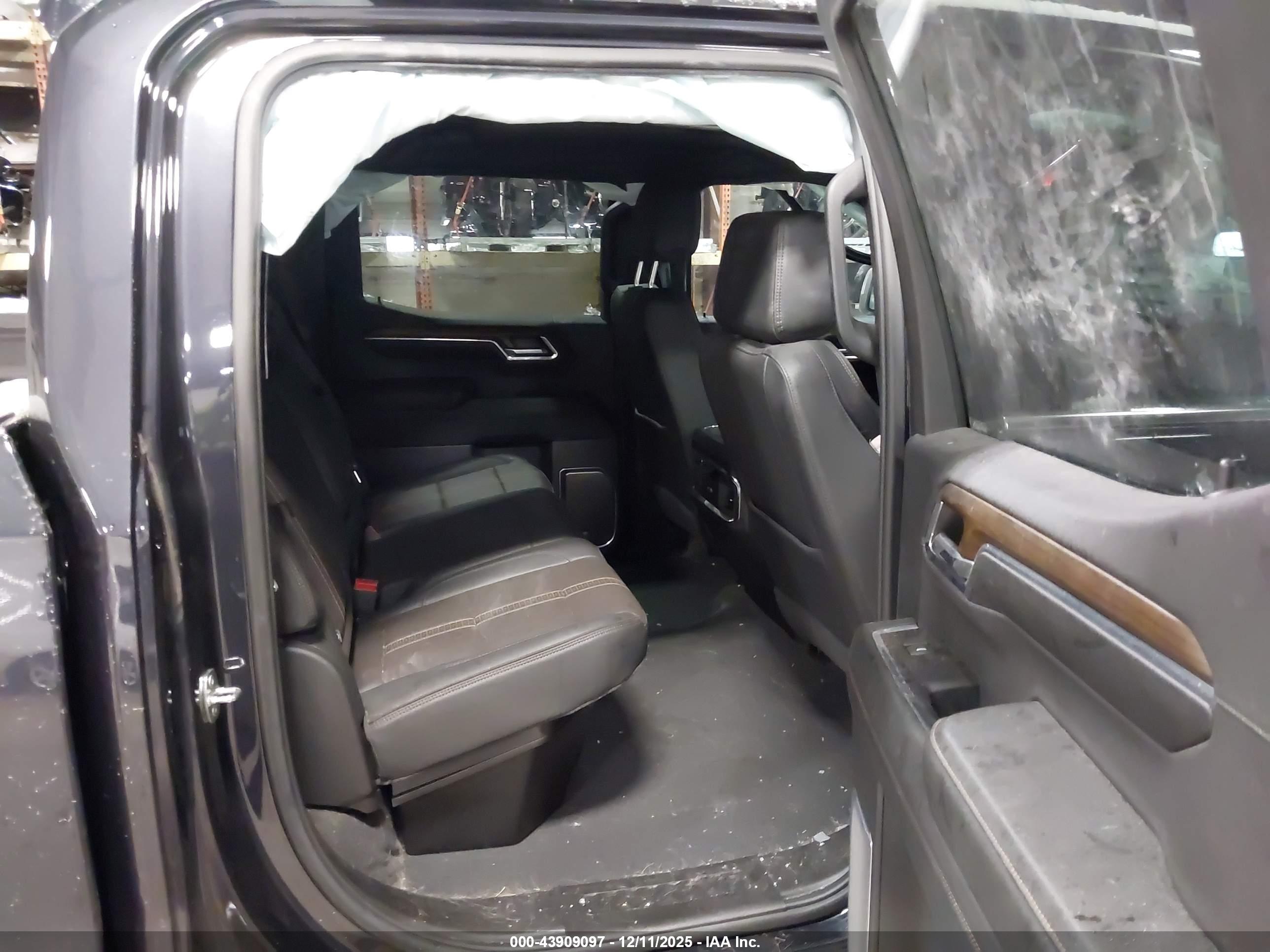 CHEVROLET SILVERADO image 8