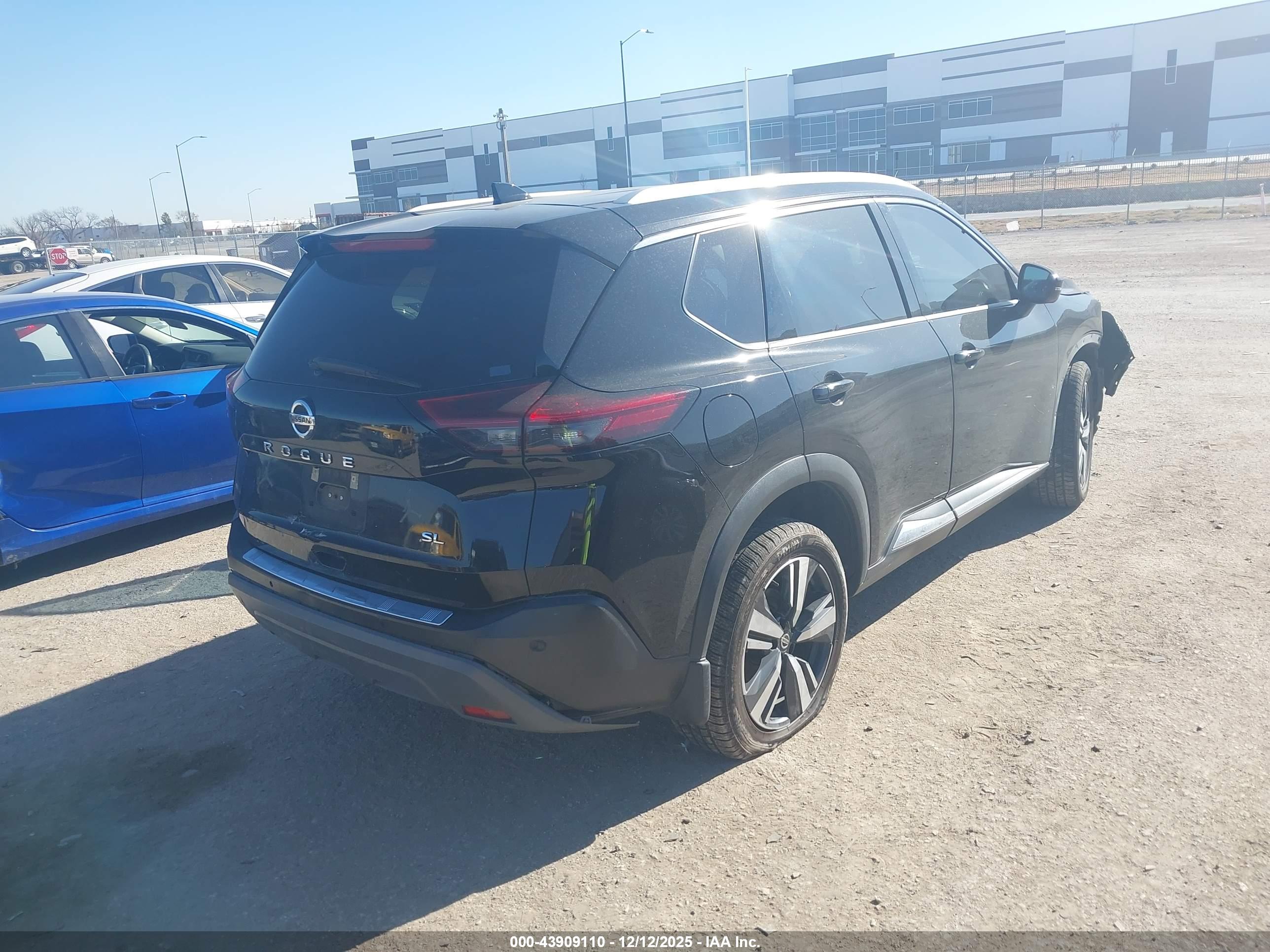 NISSAN ROGUE image 4