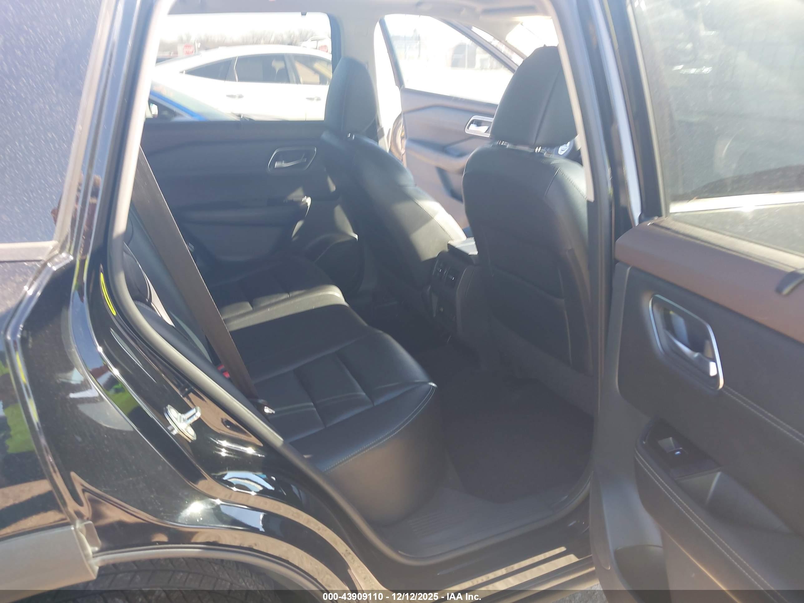 NISSAN ROGUE image 8
