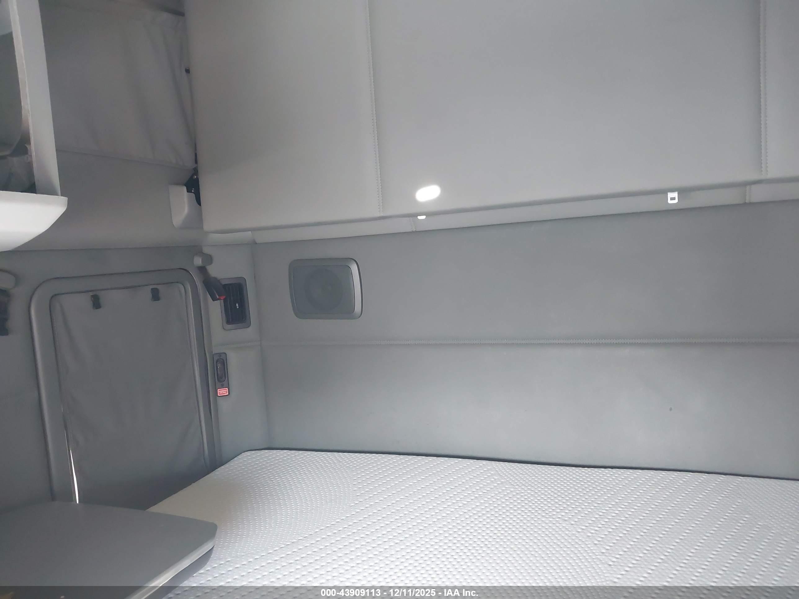 KENWORTH T680 image 7
