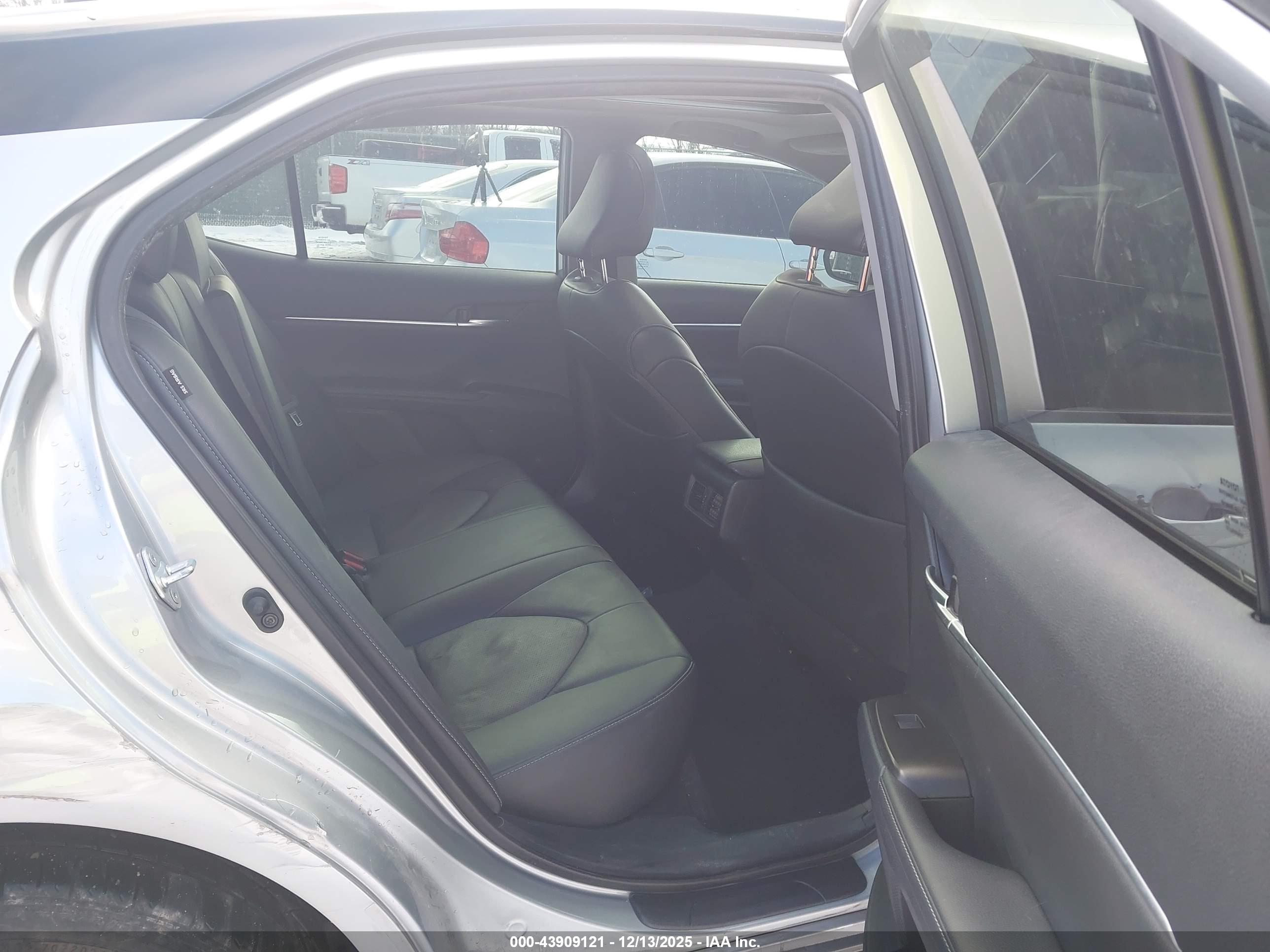 TOYOTA CAMRY image 8