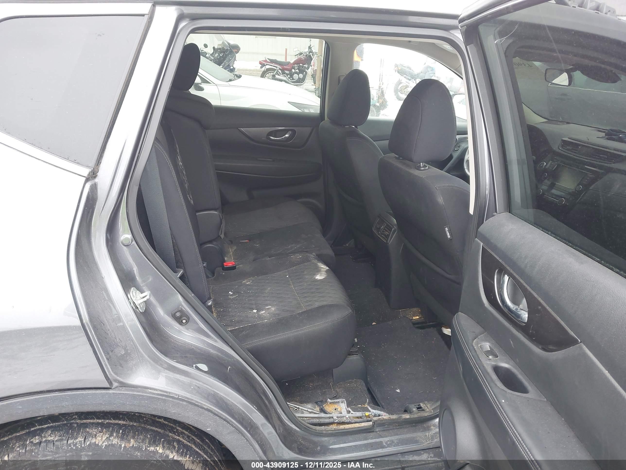 NISSAN ROGUE image 8