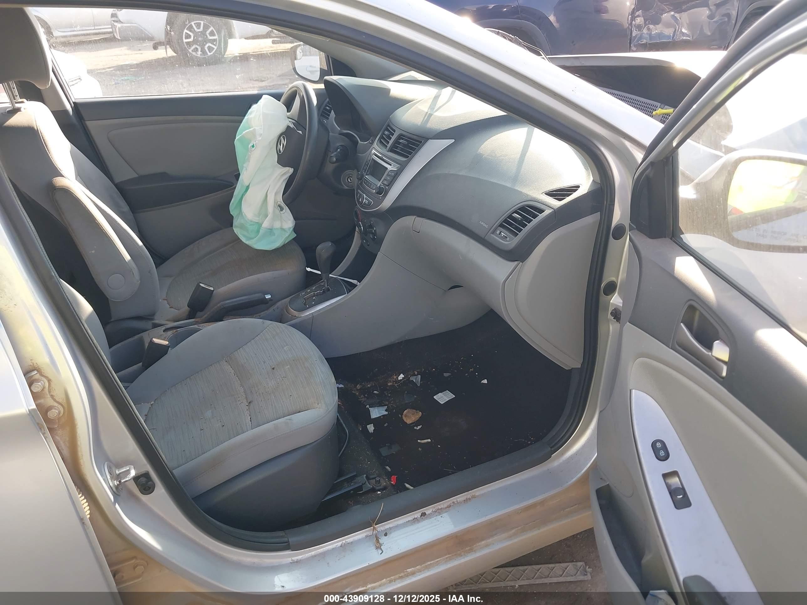 HYUNDAI ACCENT image 5