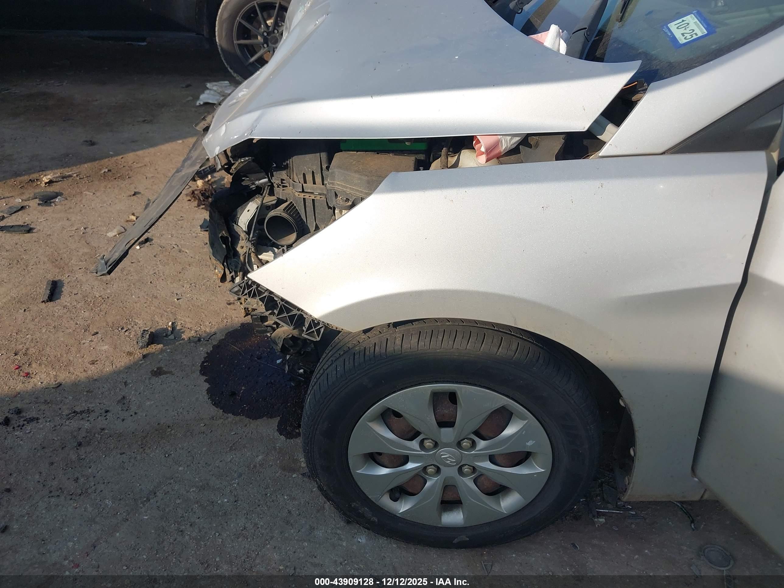 HYUNDAI ACCENT image 6