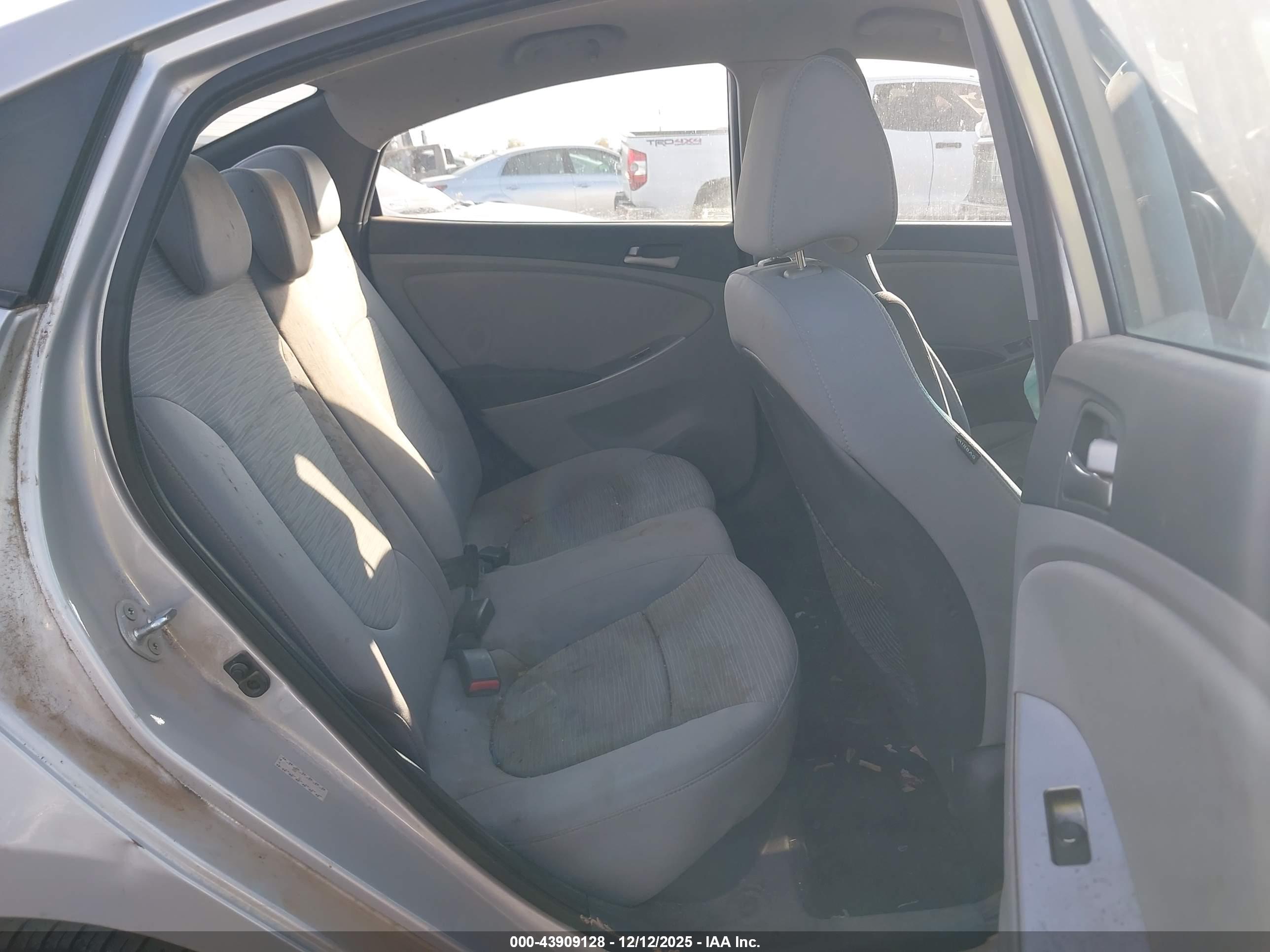 HYUNDAI ACCENT image 8