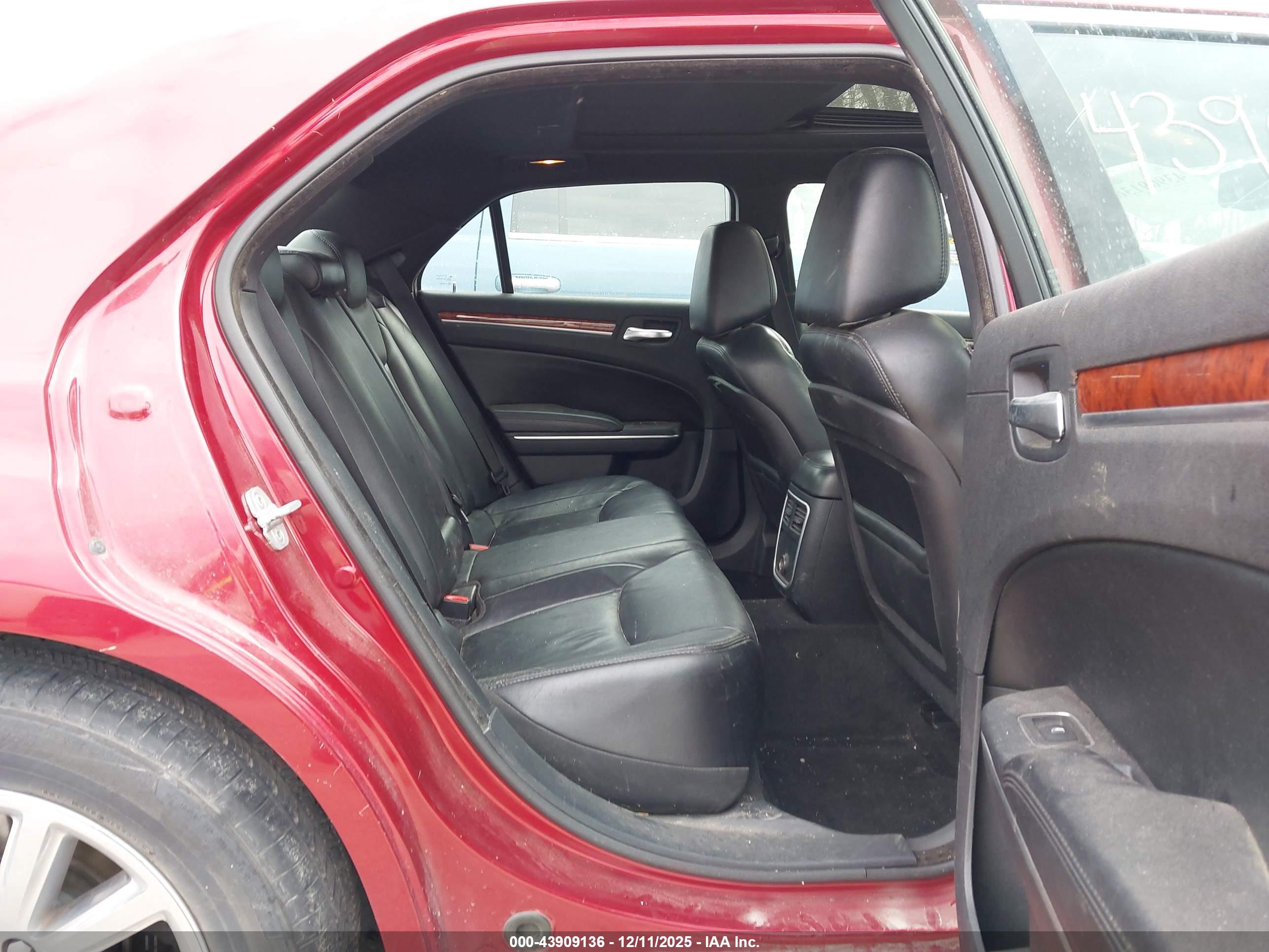 CHRYSLER 300 image 8