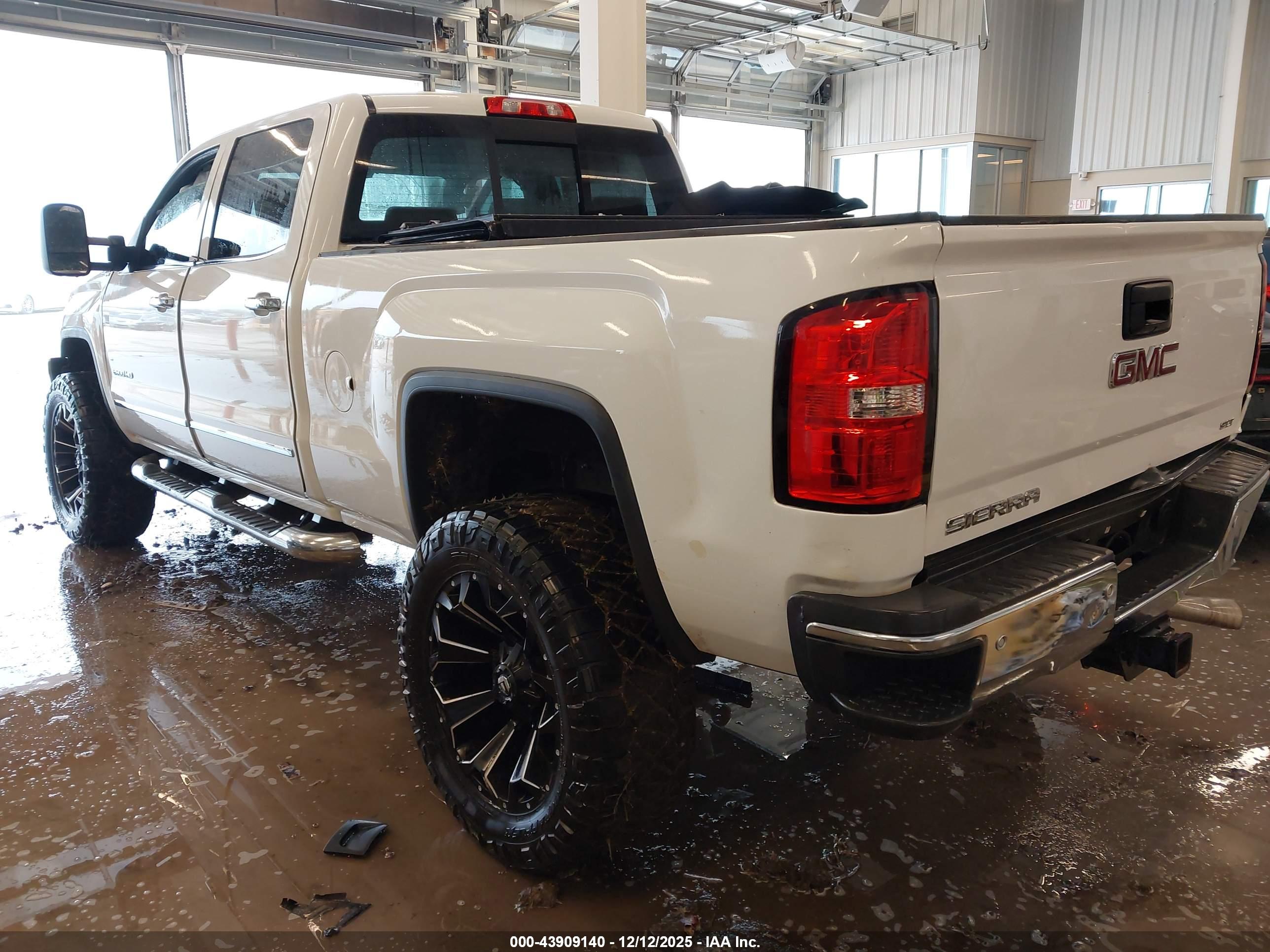 GMC SIERRA image 3