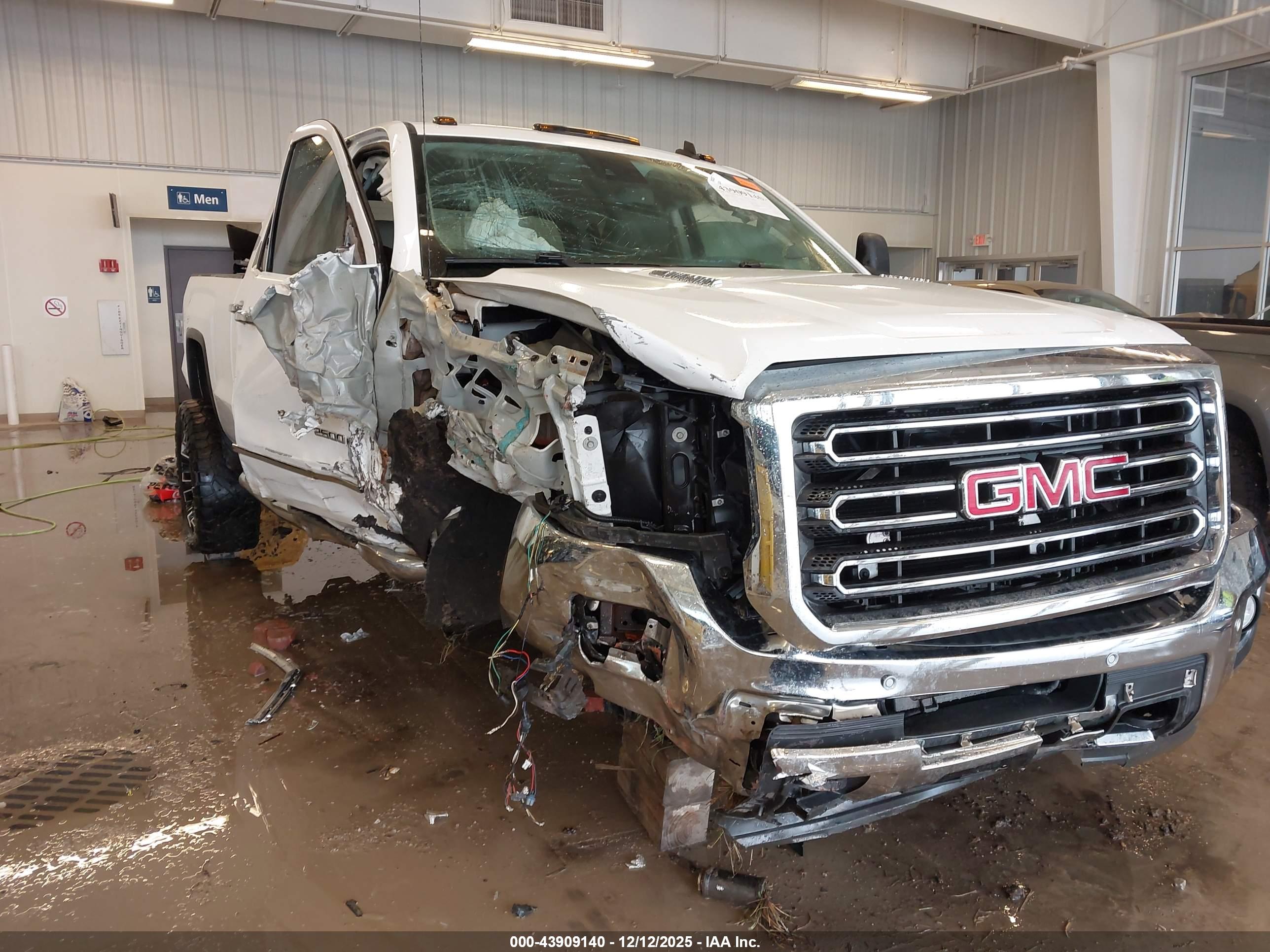 GMC SIERRA image 6