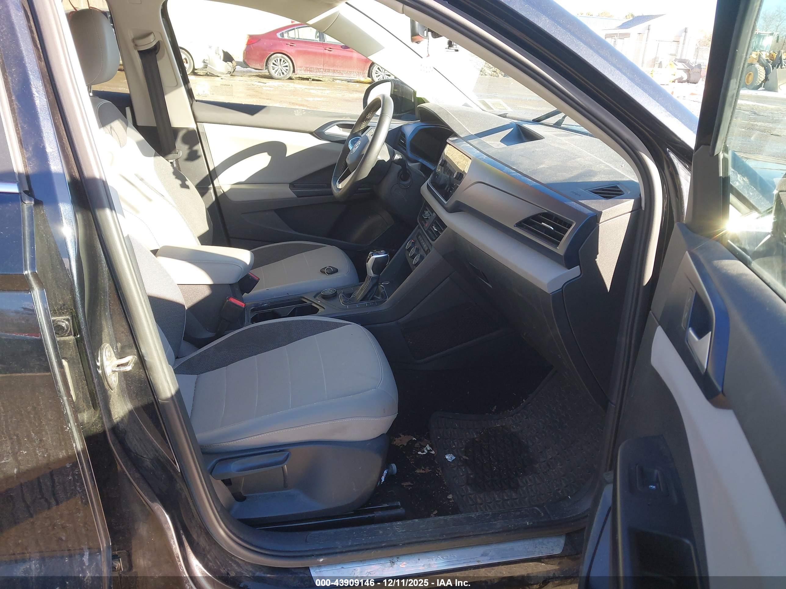 VOLKSWAGEN TAOS image 5