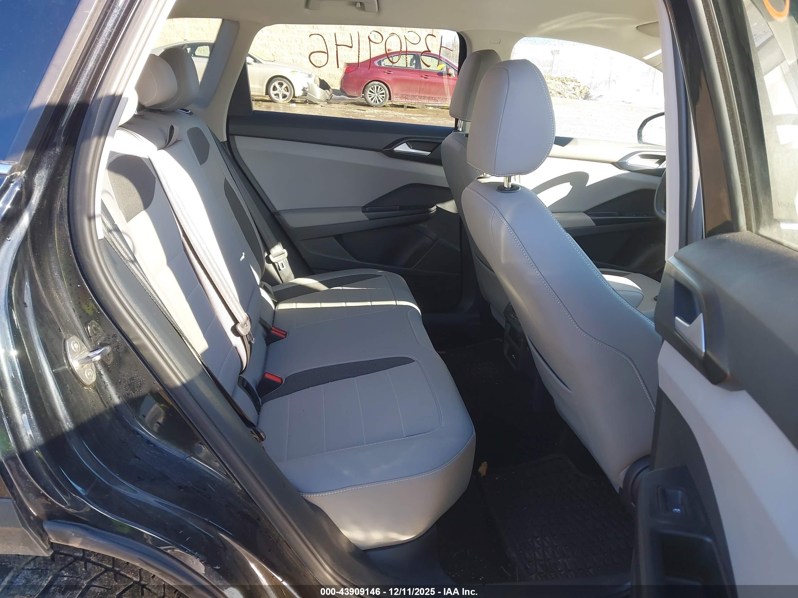 VOLKSWAGEN TAOS image 8