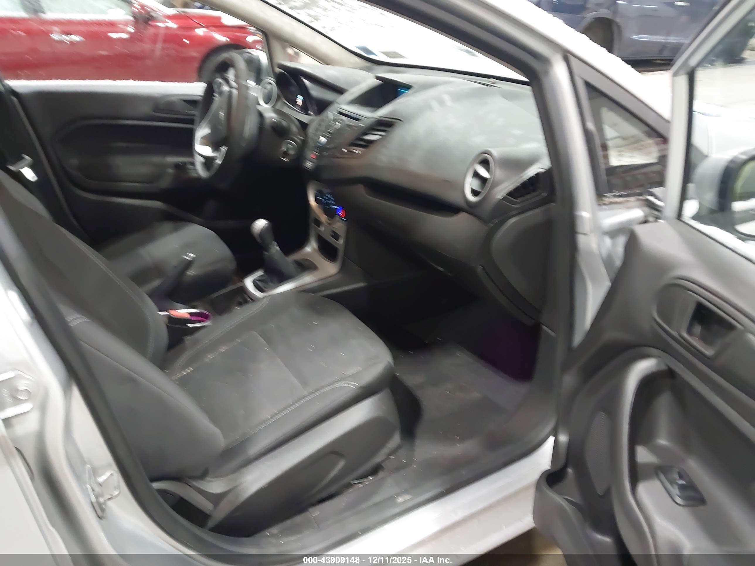 FORD FIESTA image 5