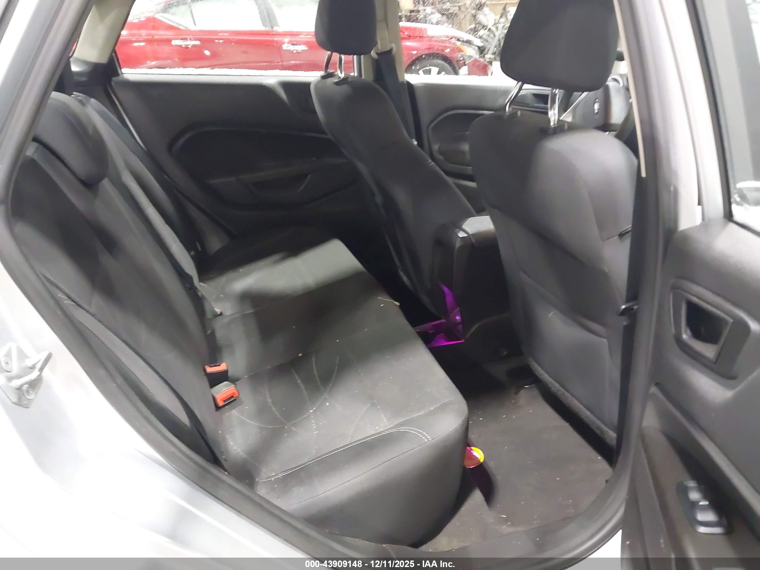 FORD FIESTA image 8