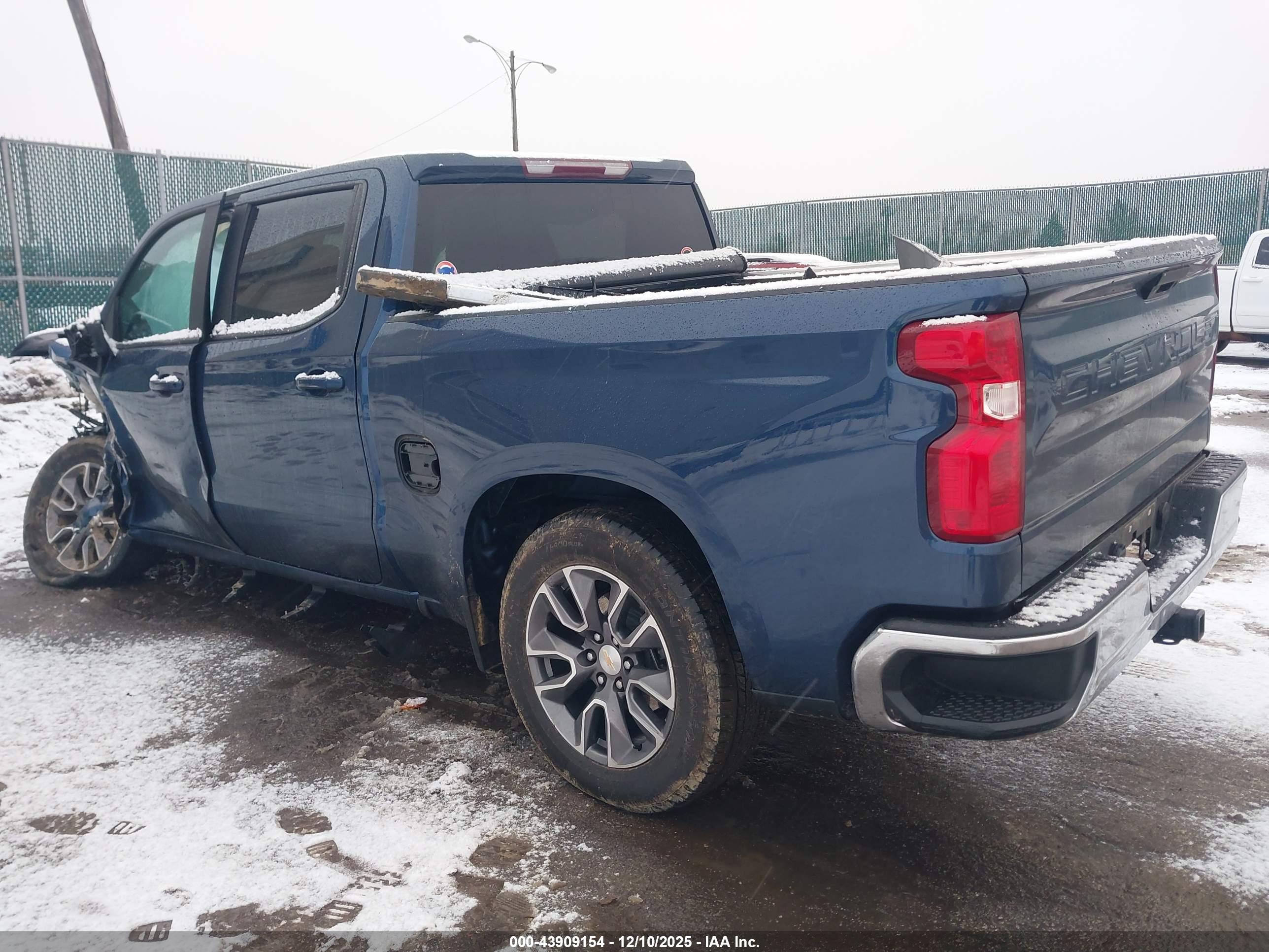 CHEVROLET SILVERADO image 3