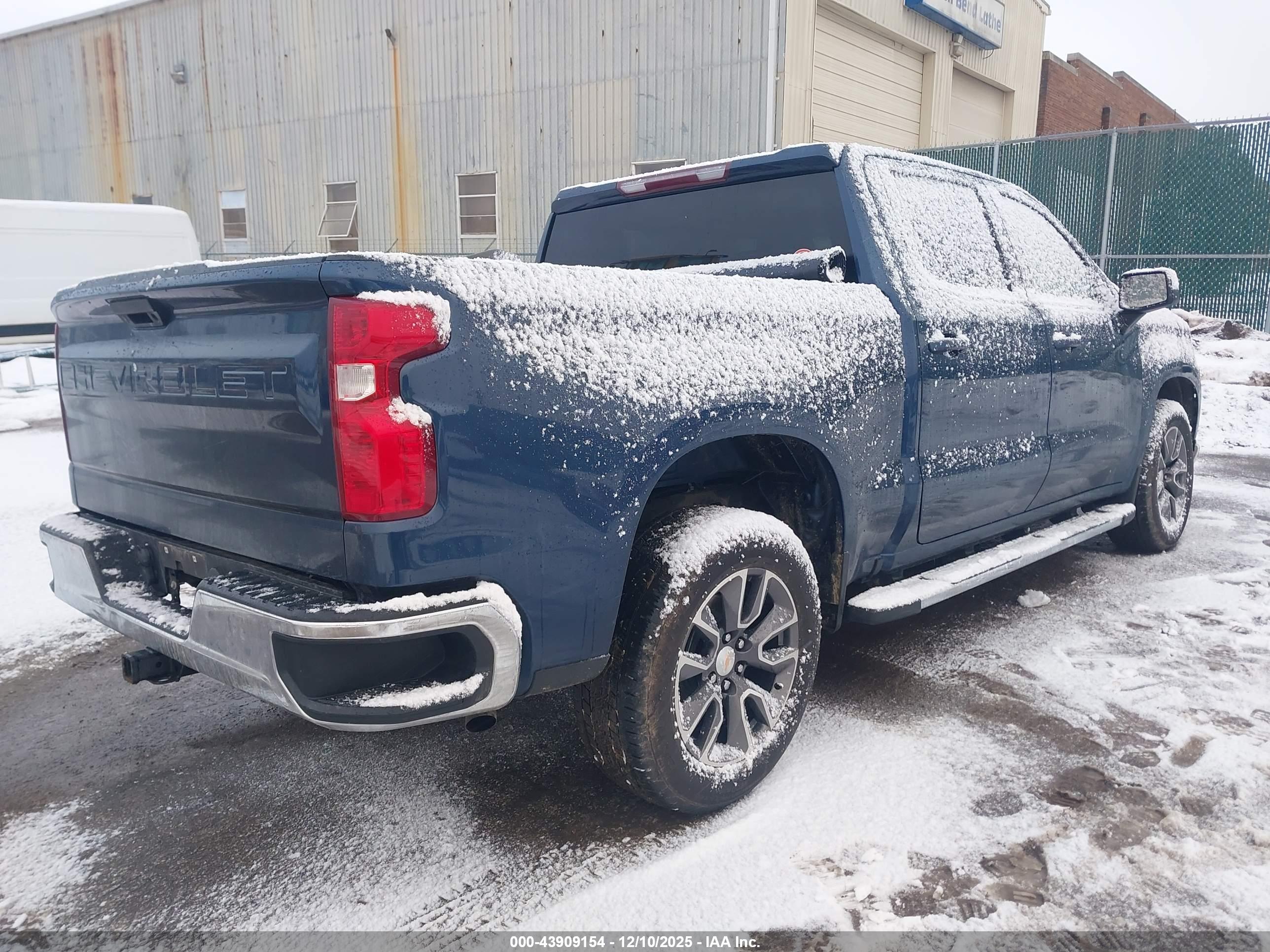 CHEVROLET SILVERADO image 4