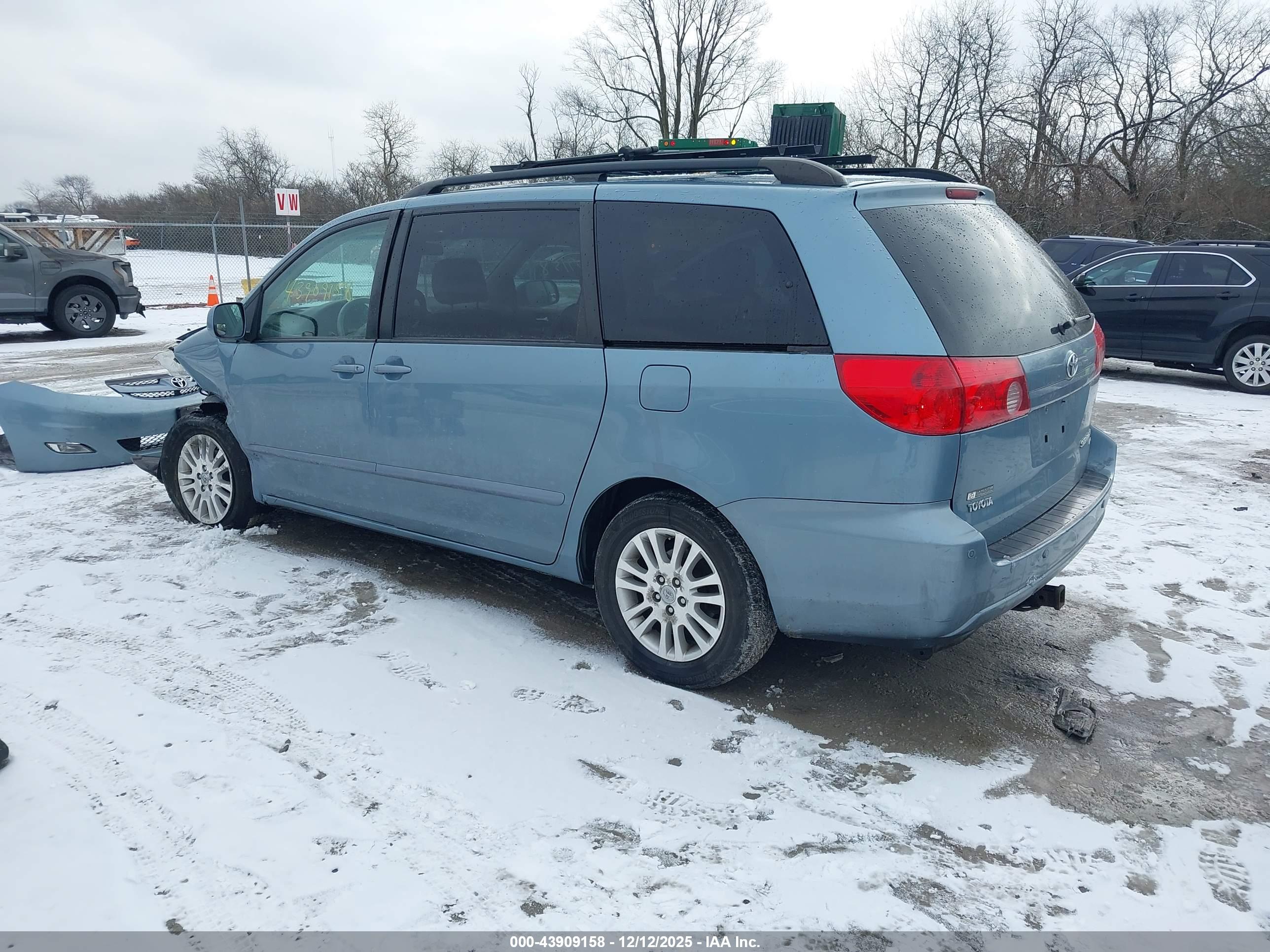 TOYOTA SIENNA image 3