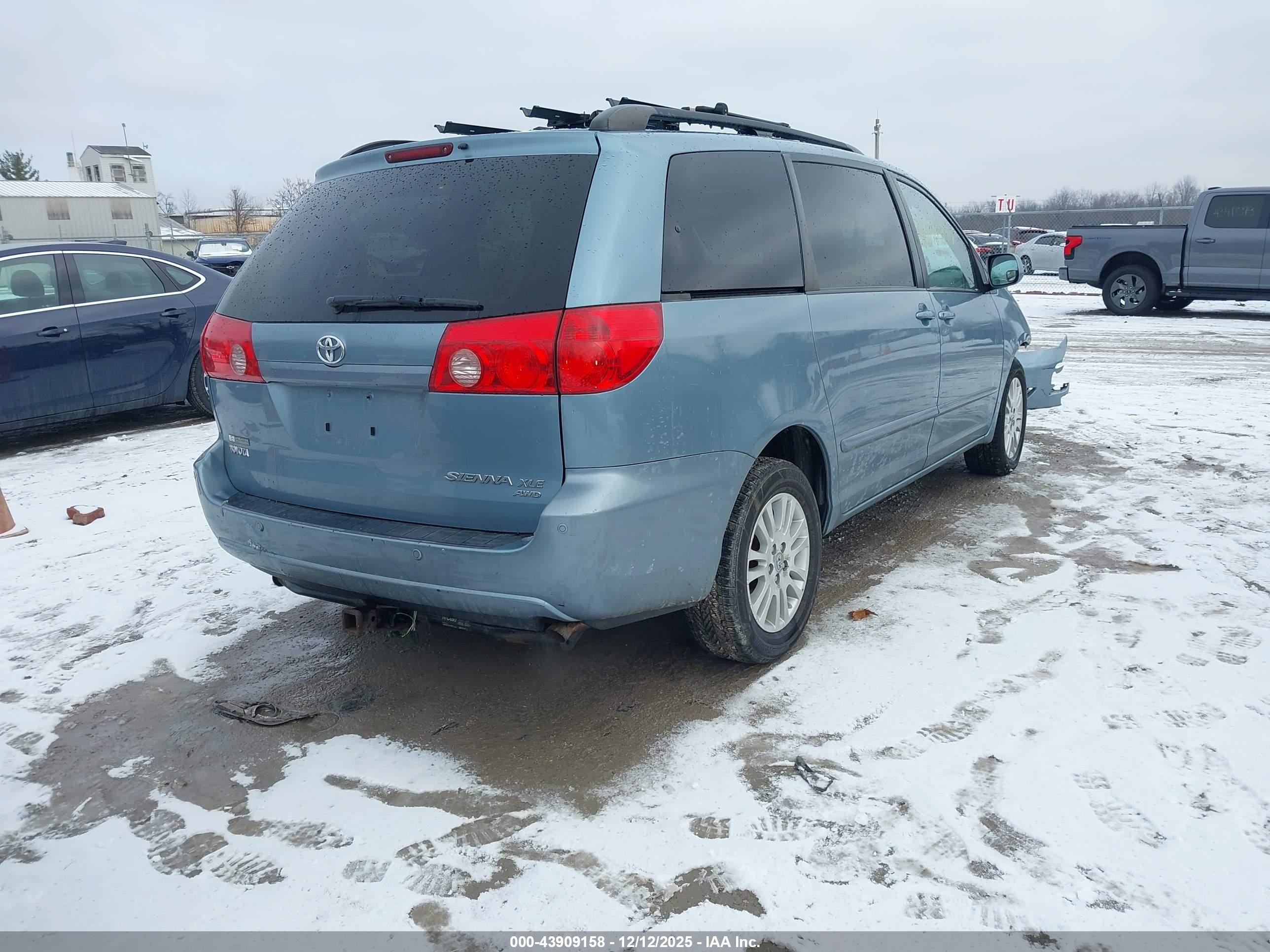 TOYOTA SIENNA image 4