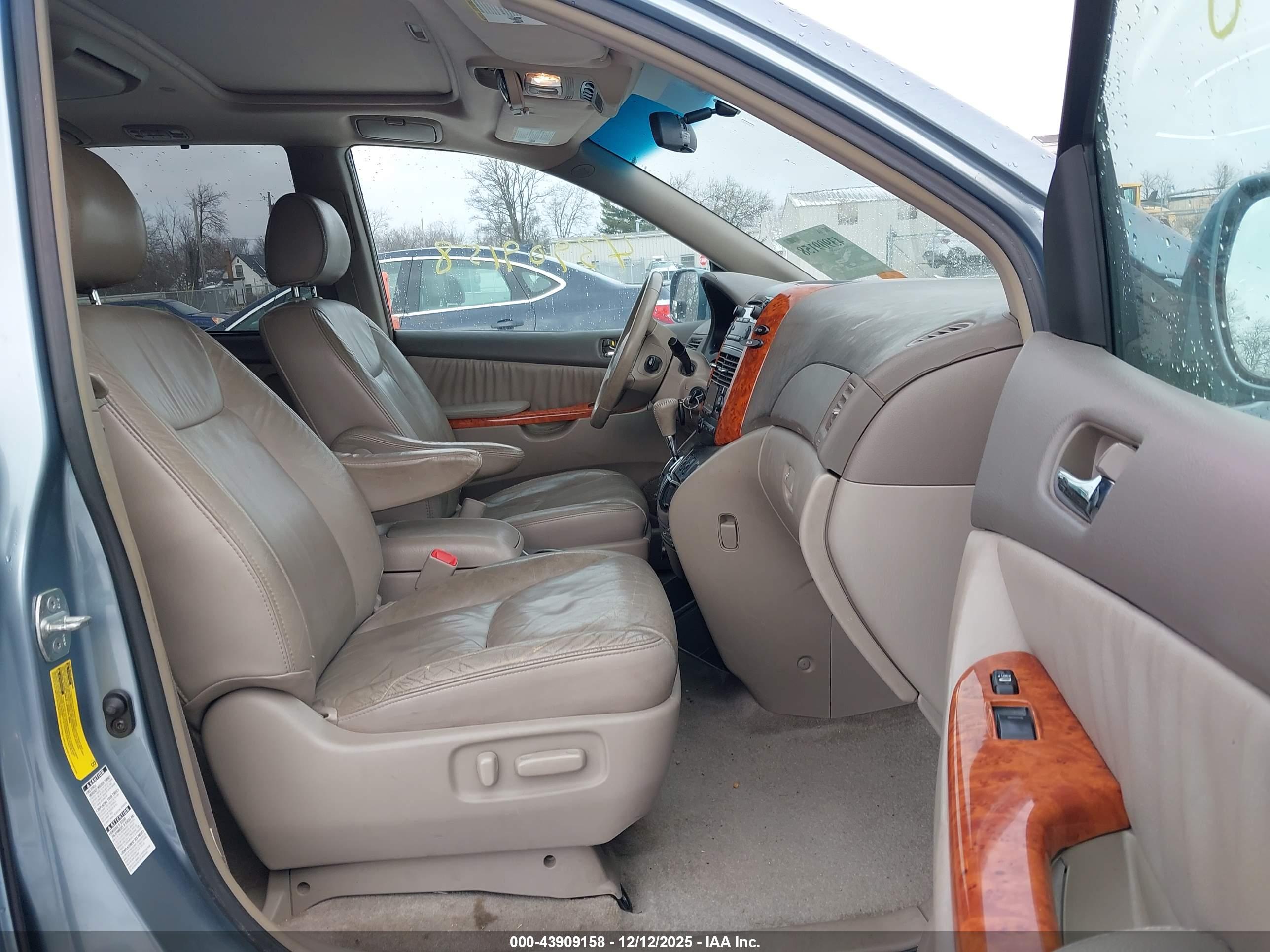TOYOTA SIENNA image 5