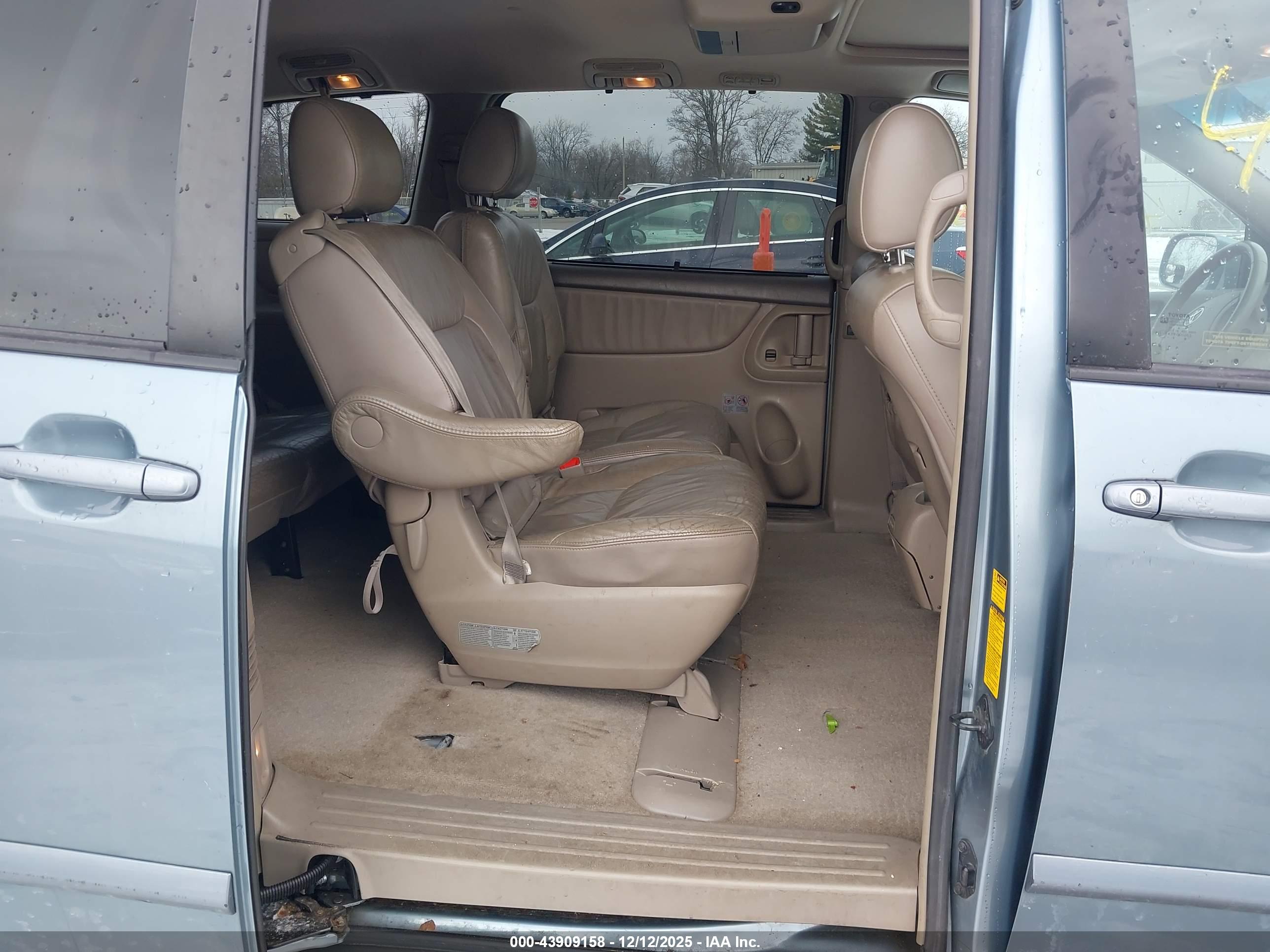 TOYOTA SIENNA image 8