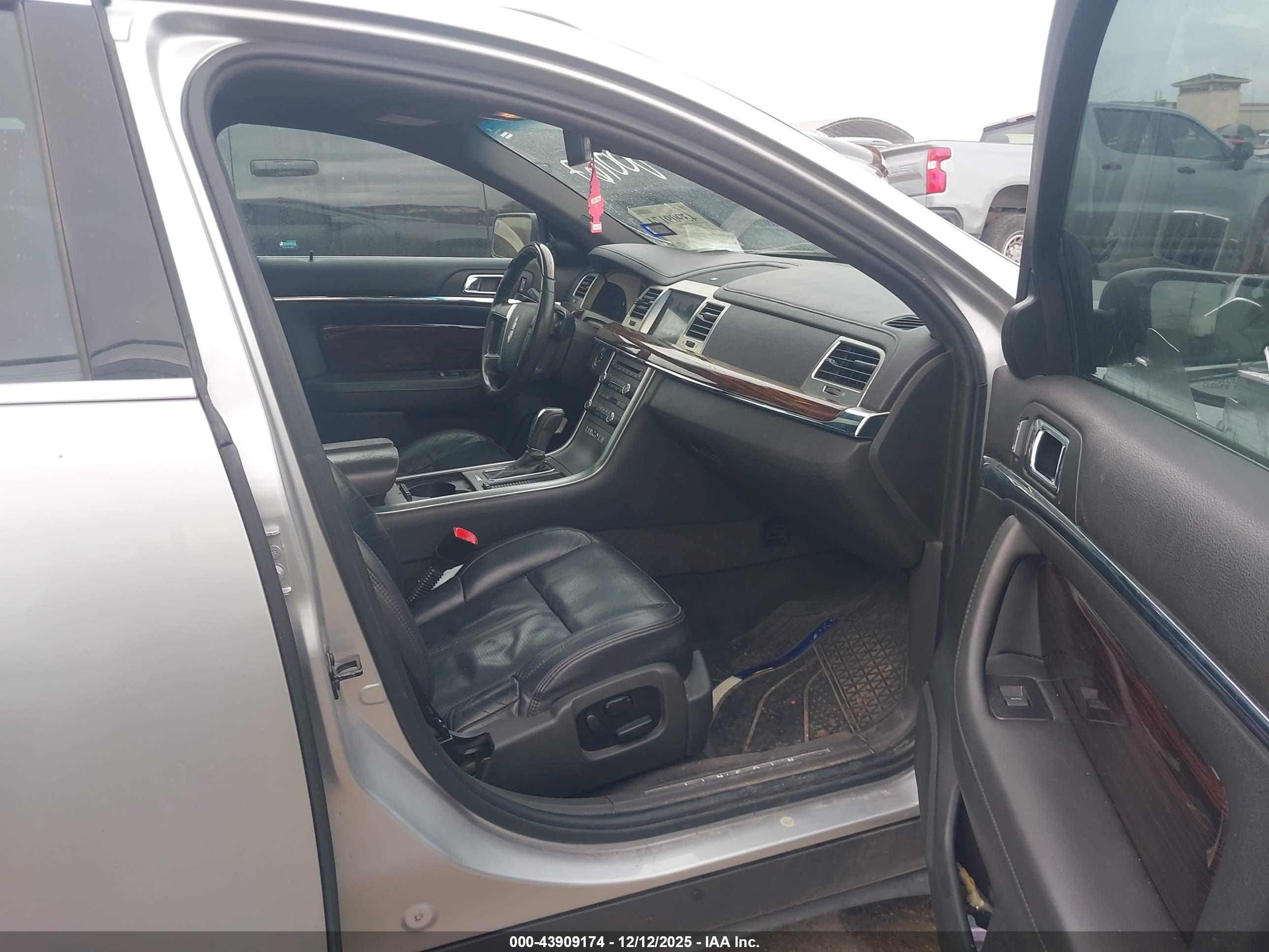 LINCOLN MKS image 5