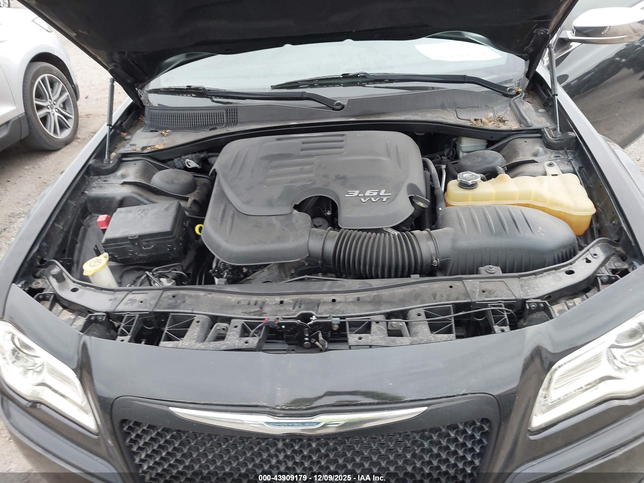 CHRYSLER 300 image 10