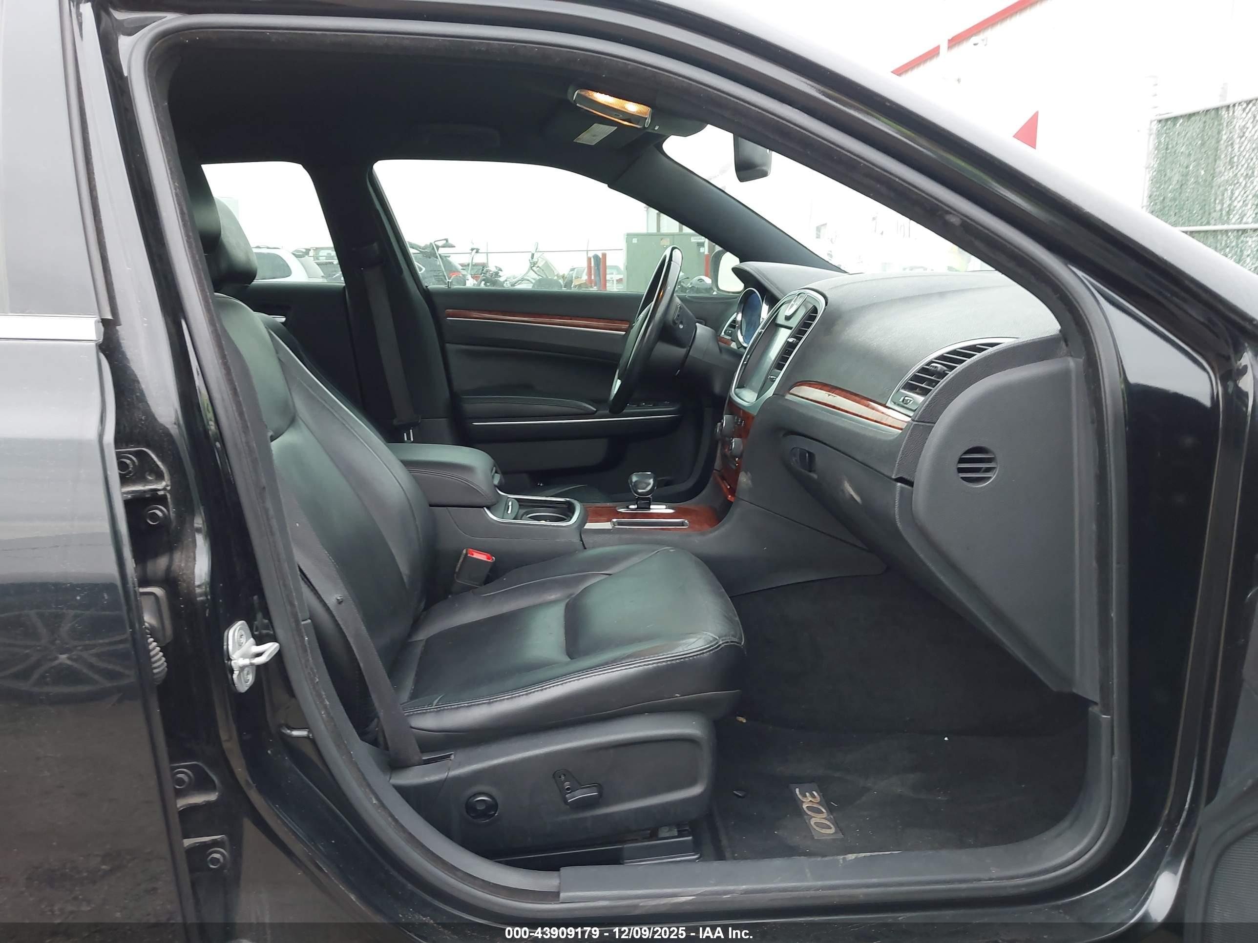 CHRYSLER 300 image 5