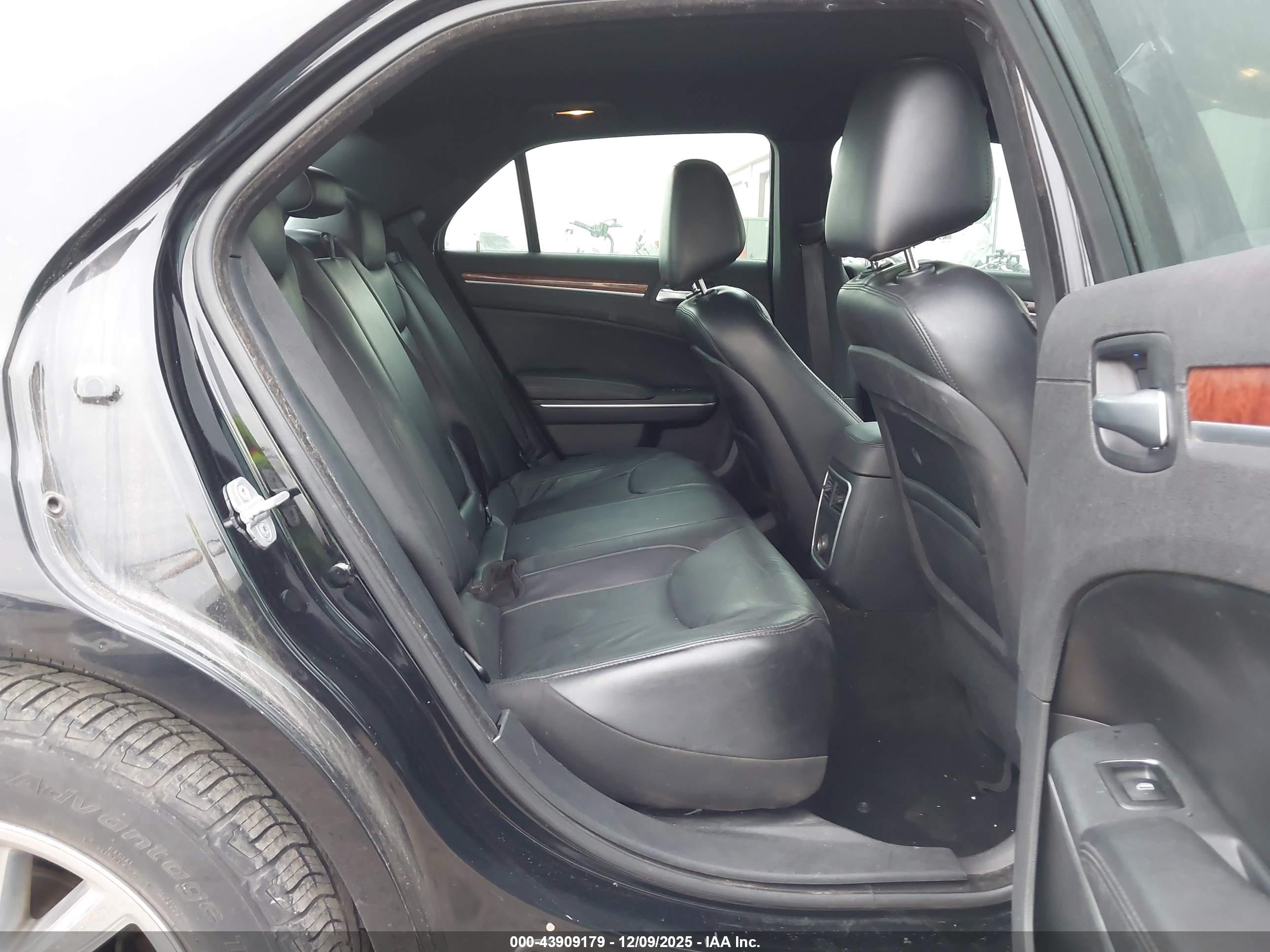 CHRYSLER 300 image 8