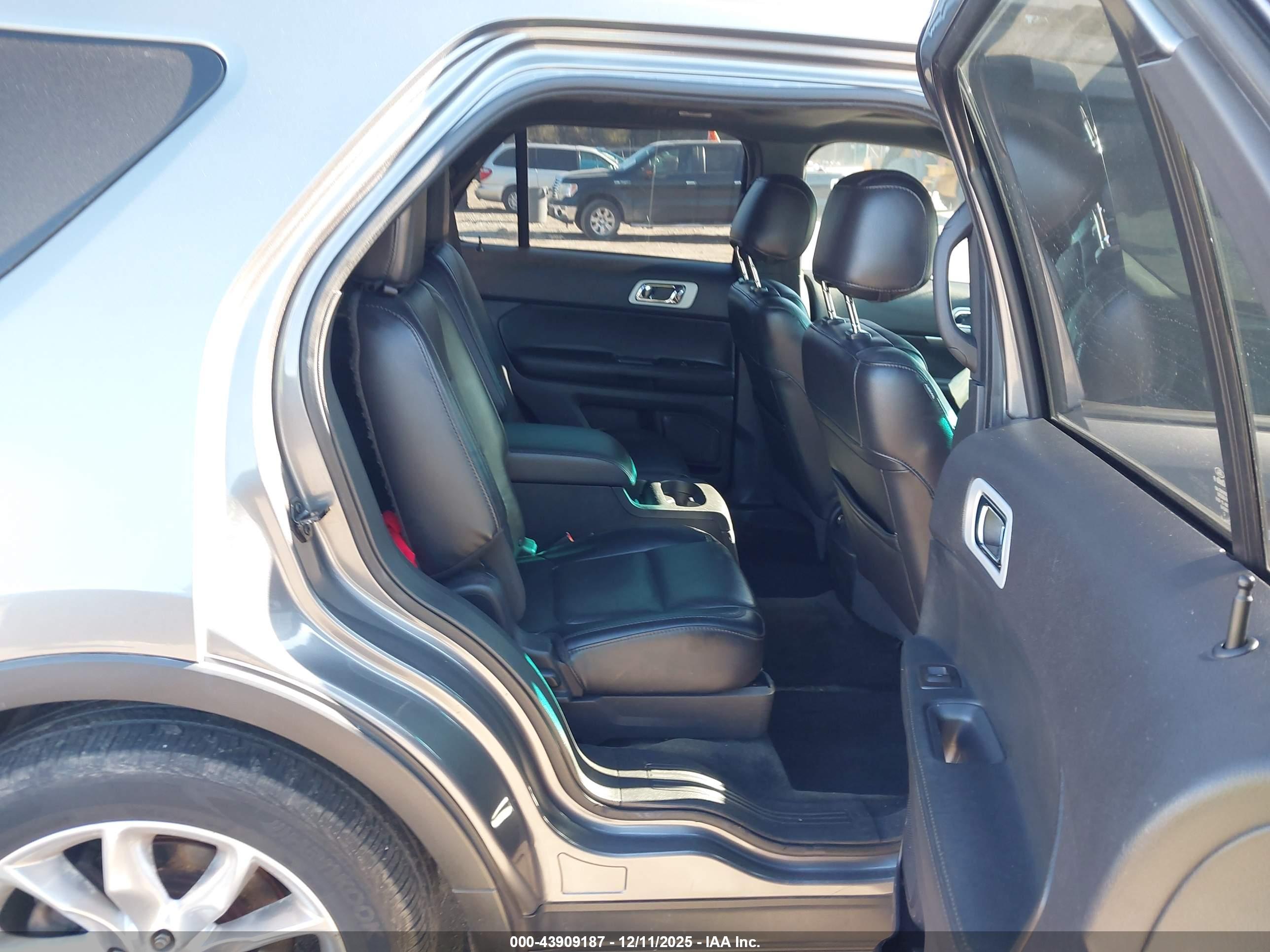FORD EXPLORER image 8